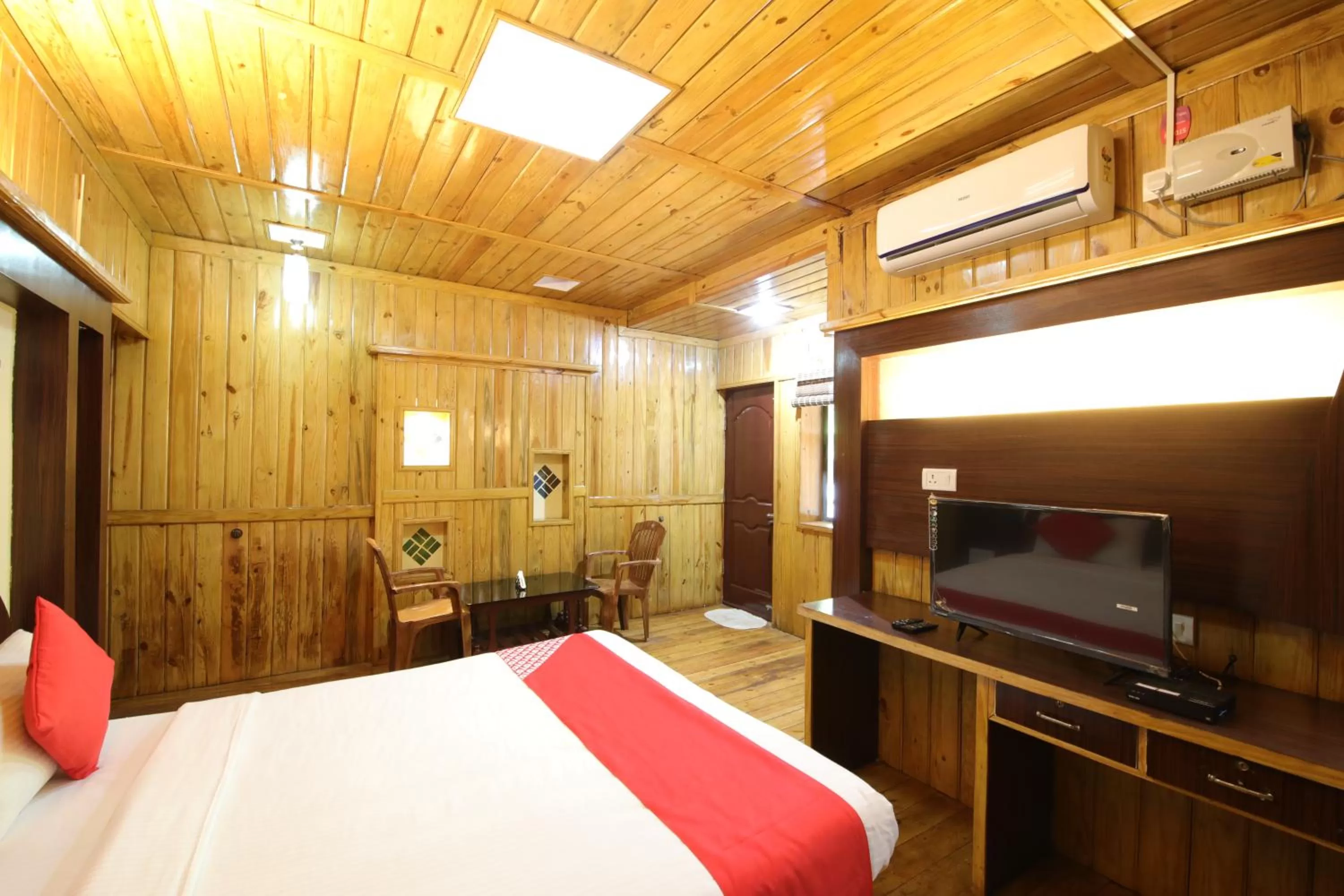 Communal lounge/ TV room, Bed in Greenwood Resort