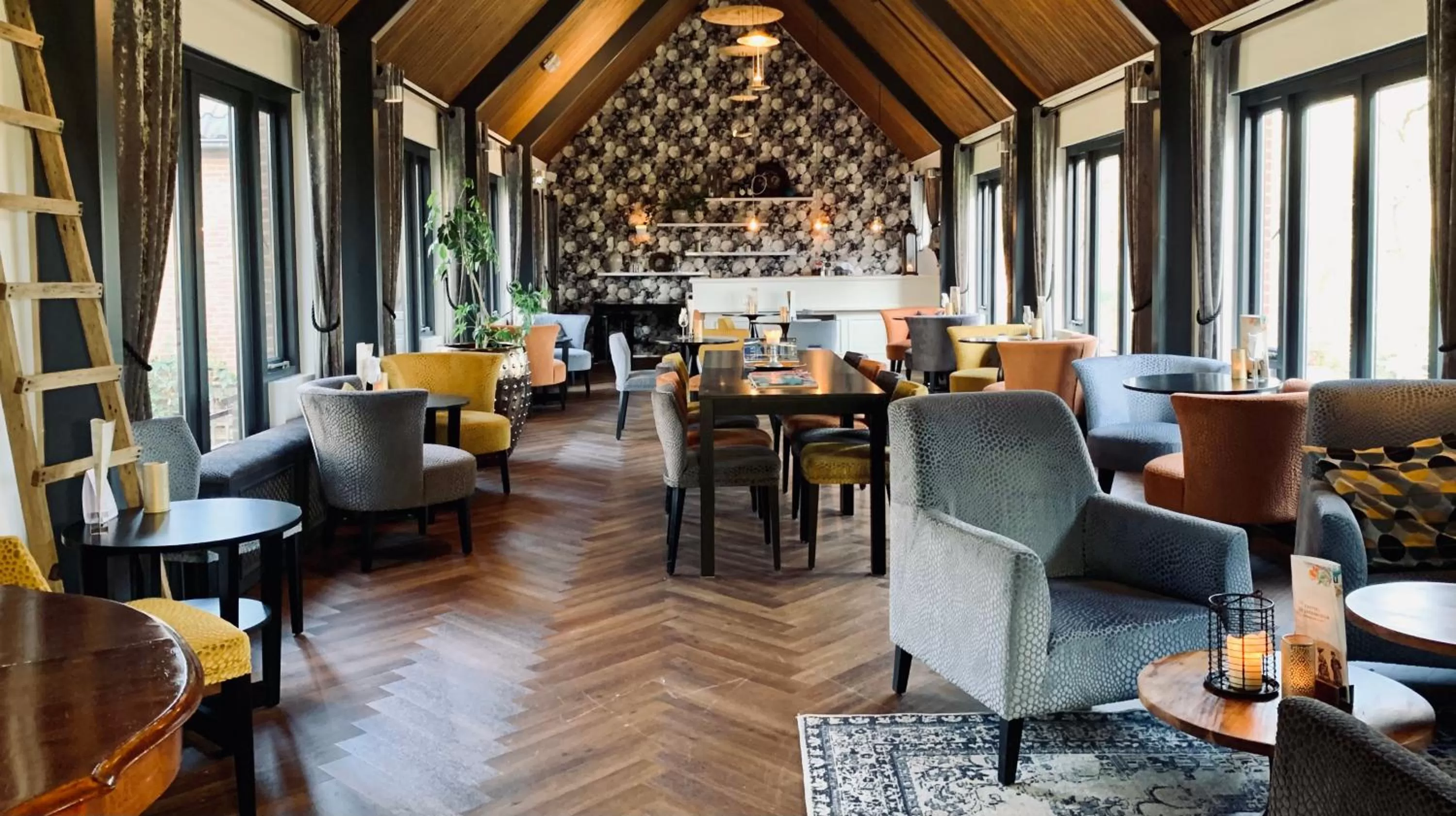 Communal lounge/ TV room in Hotel Kasteel de Essenburgh