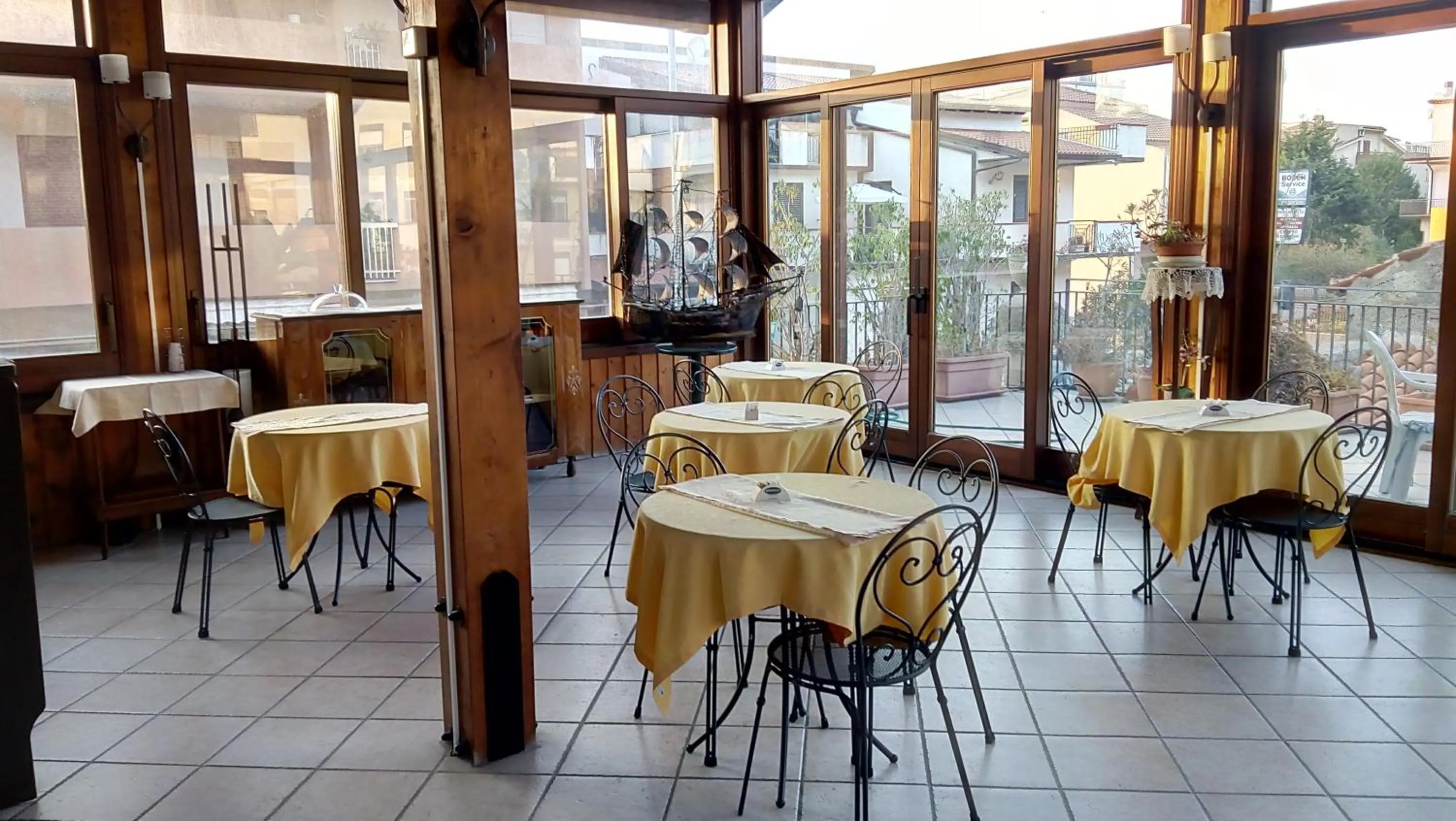 Restaurant/places to eat in Santa Lucia