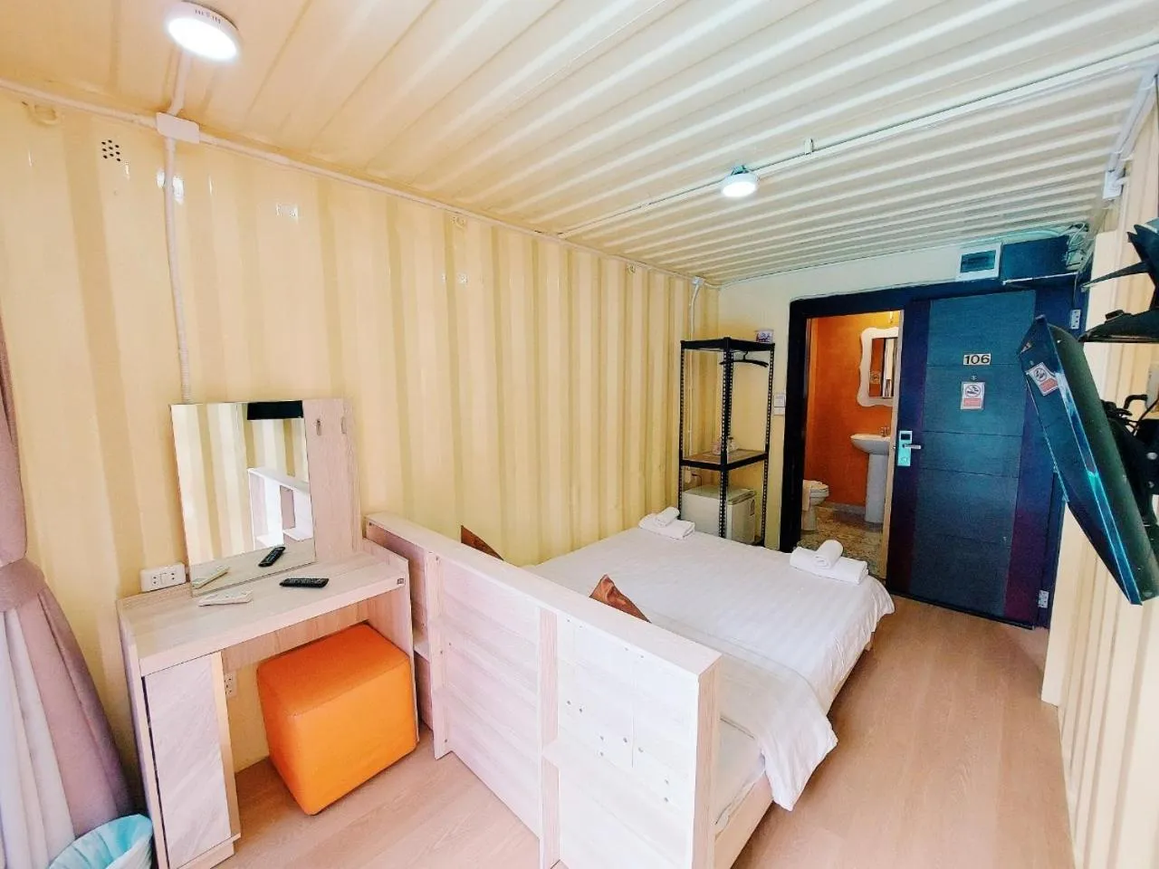 Bedroom, Bed in Retro Box Hotel Chumphon