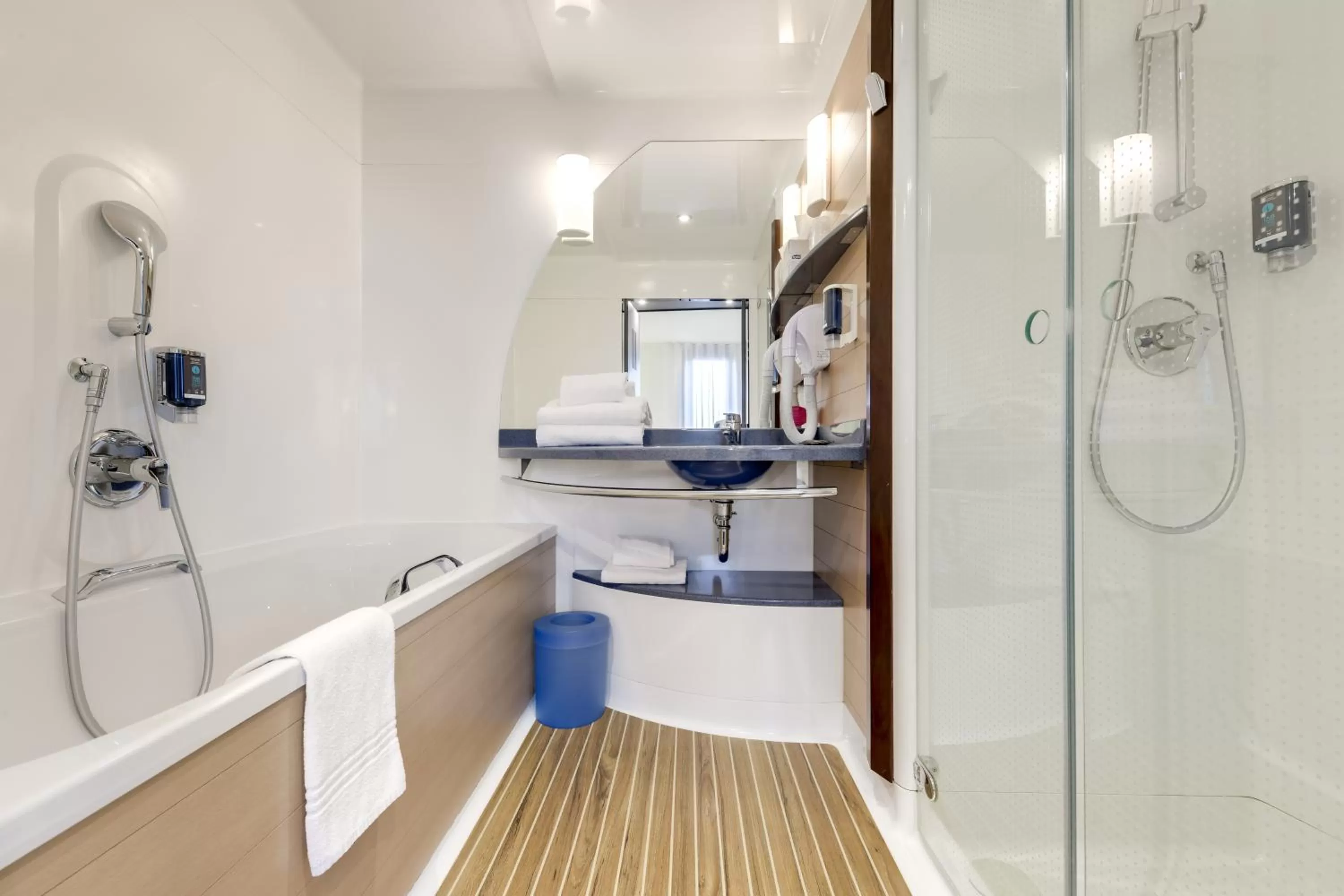 Shower in Novotel Suites Paris CDG Airport Villepinte