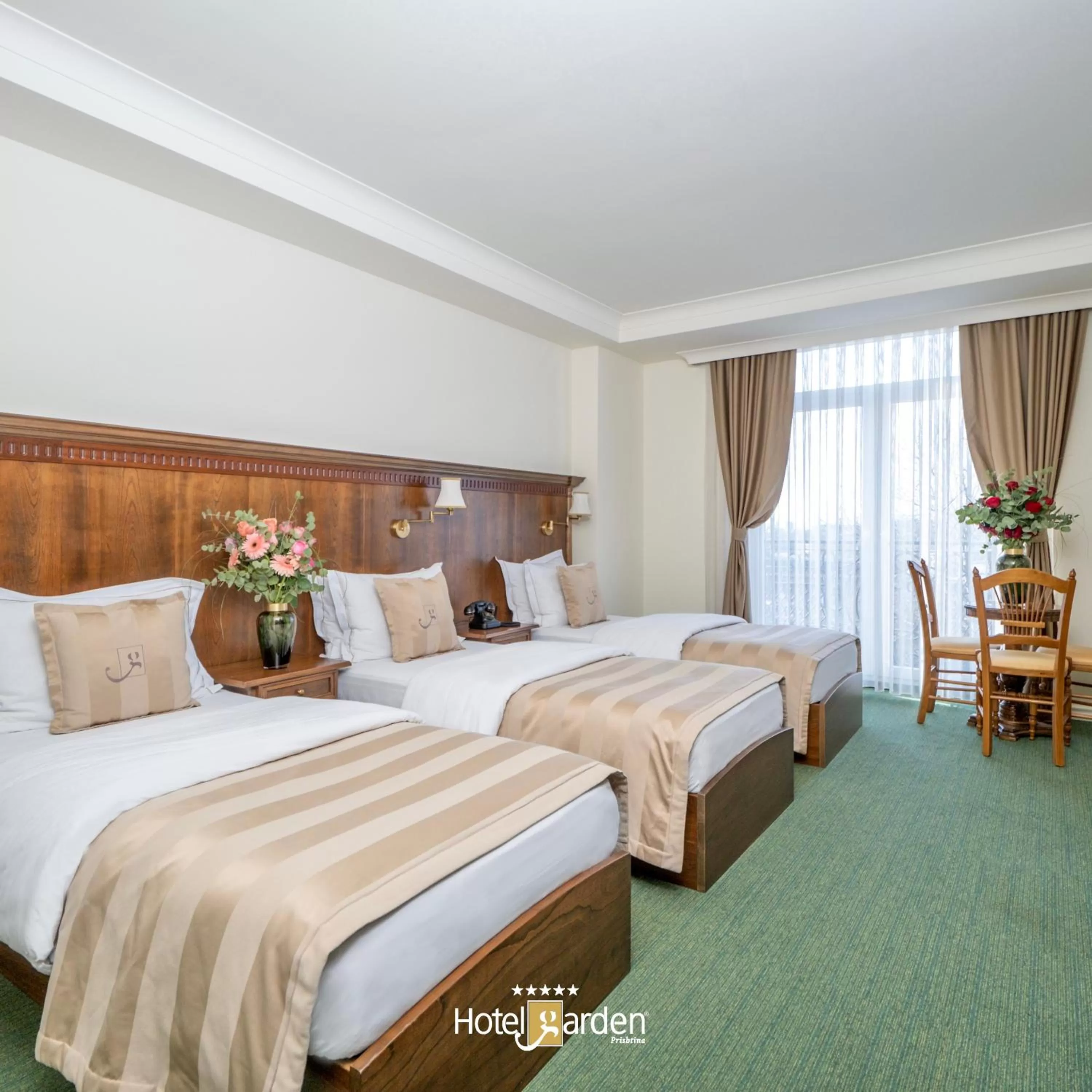 Garden view, Bed in Hotel Garden