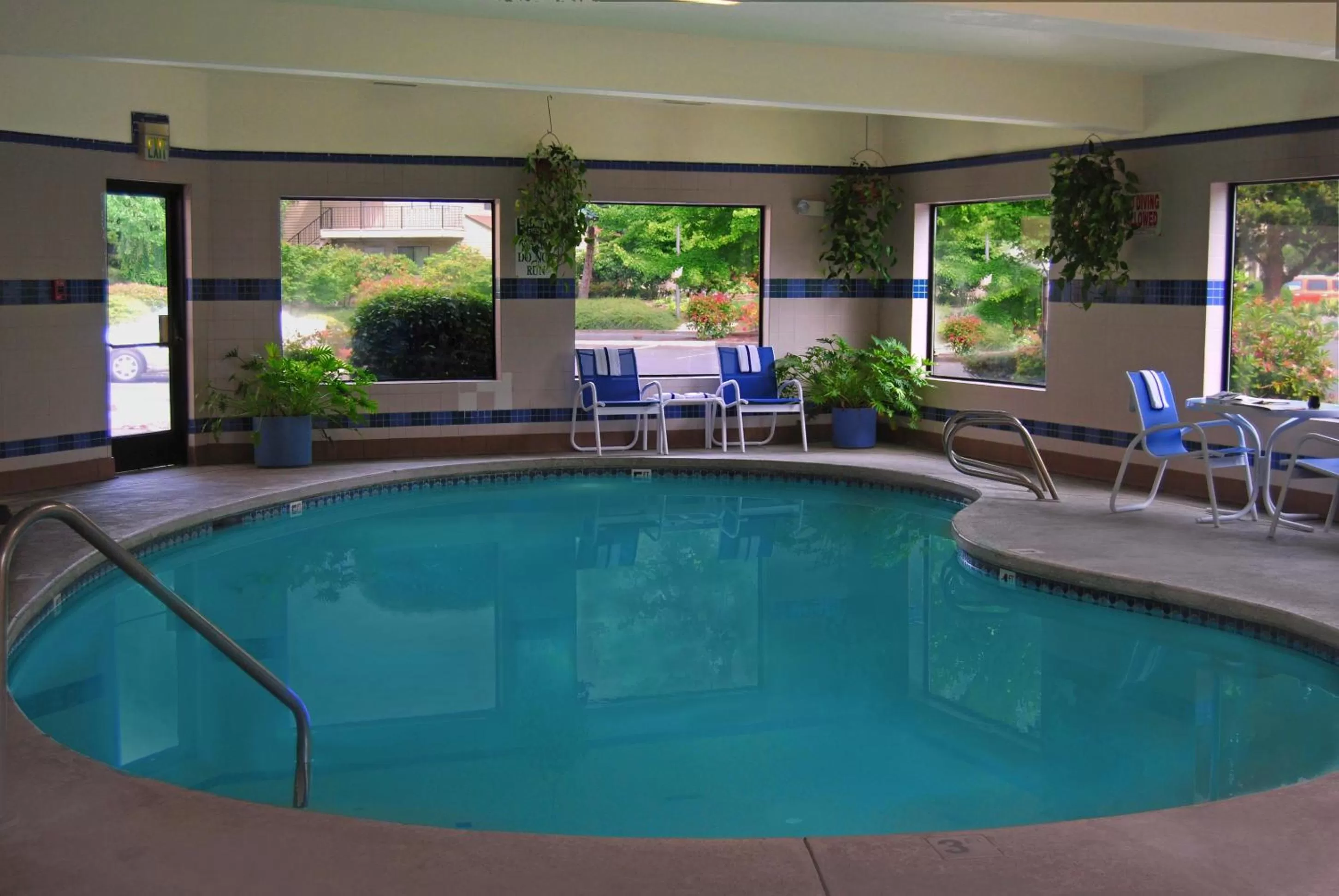 Swimming pool in Oxford Suites Portland - Jantzen Beach