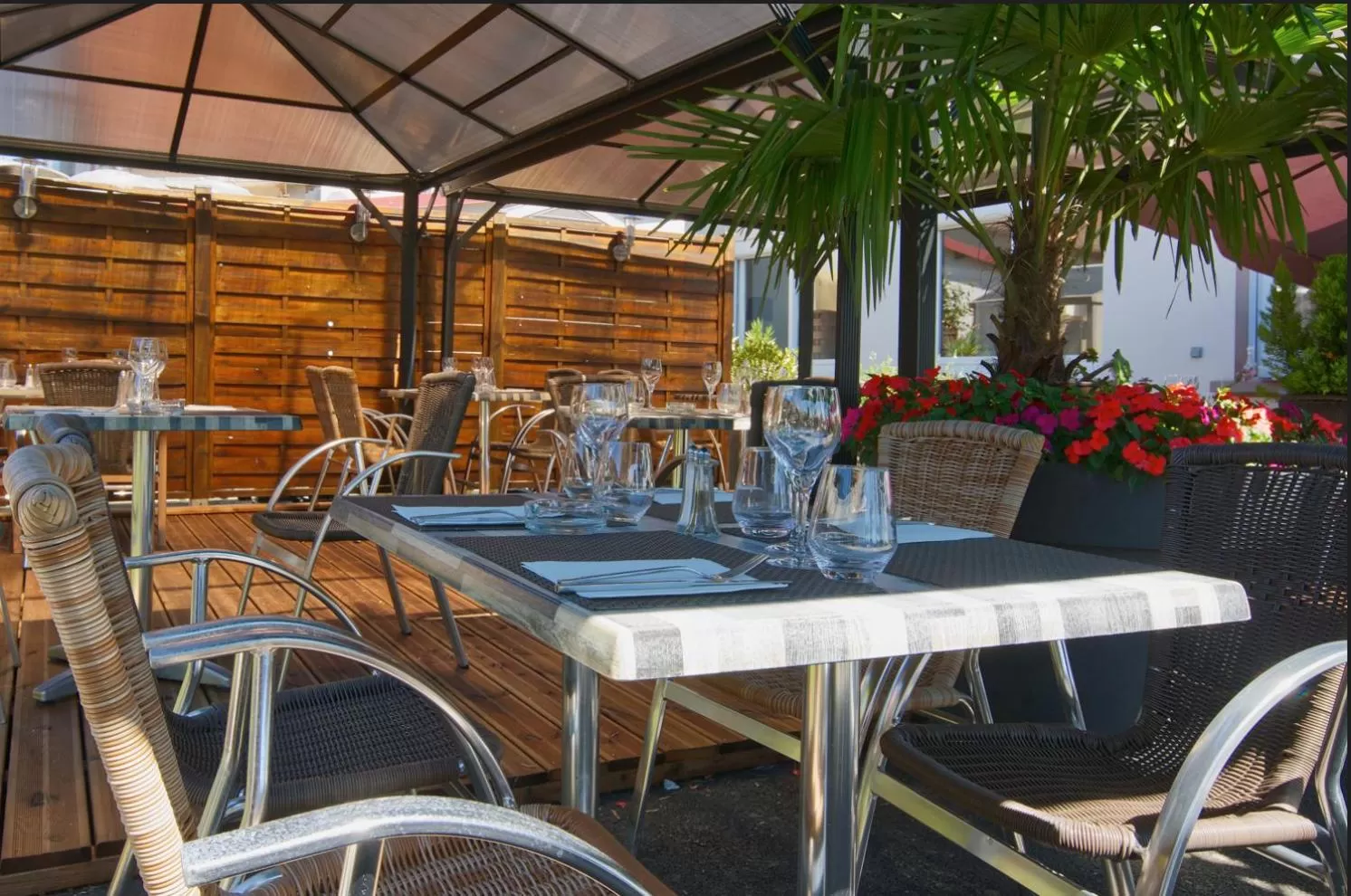 Patio in Logis Hôtel Centrotel et Spa Bulles d'Allier