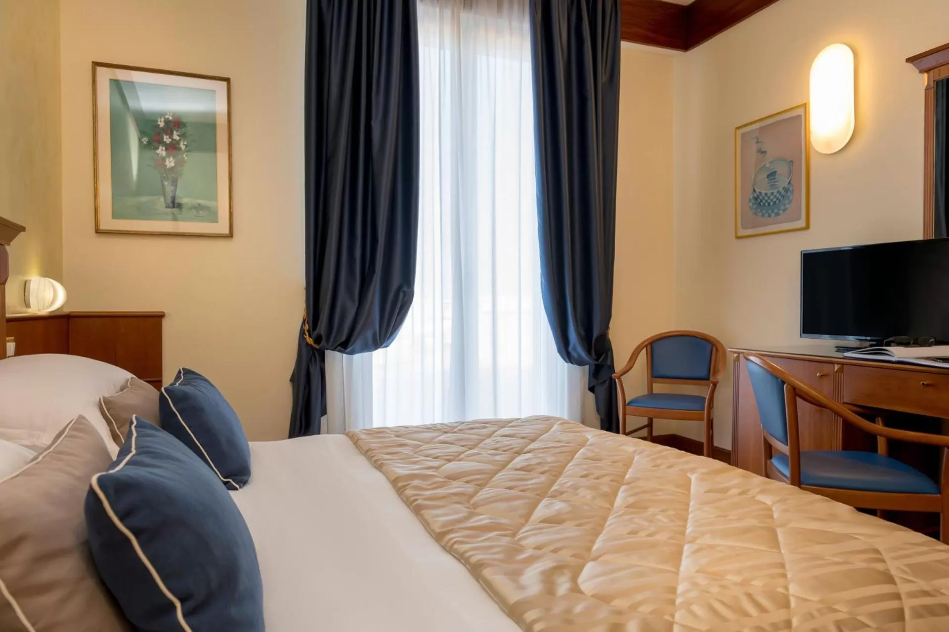 TV and multimedia, Bed in Hotel Bellevue