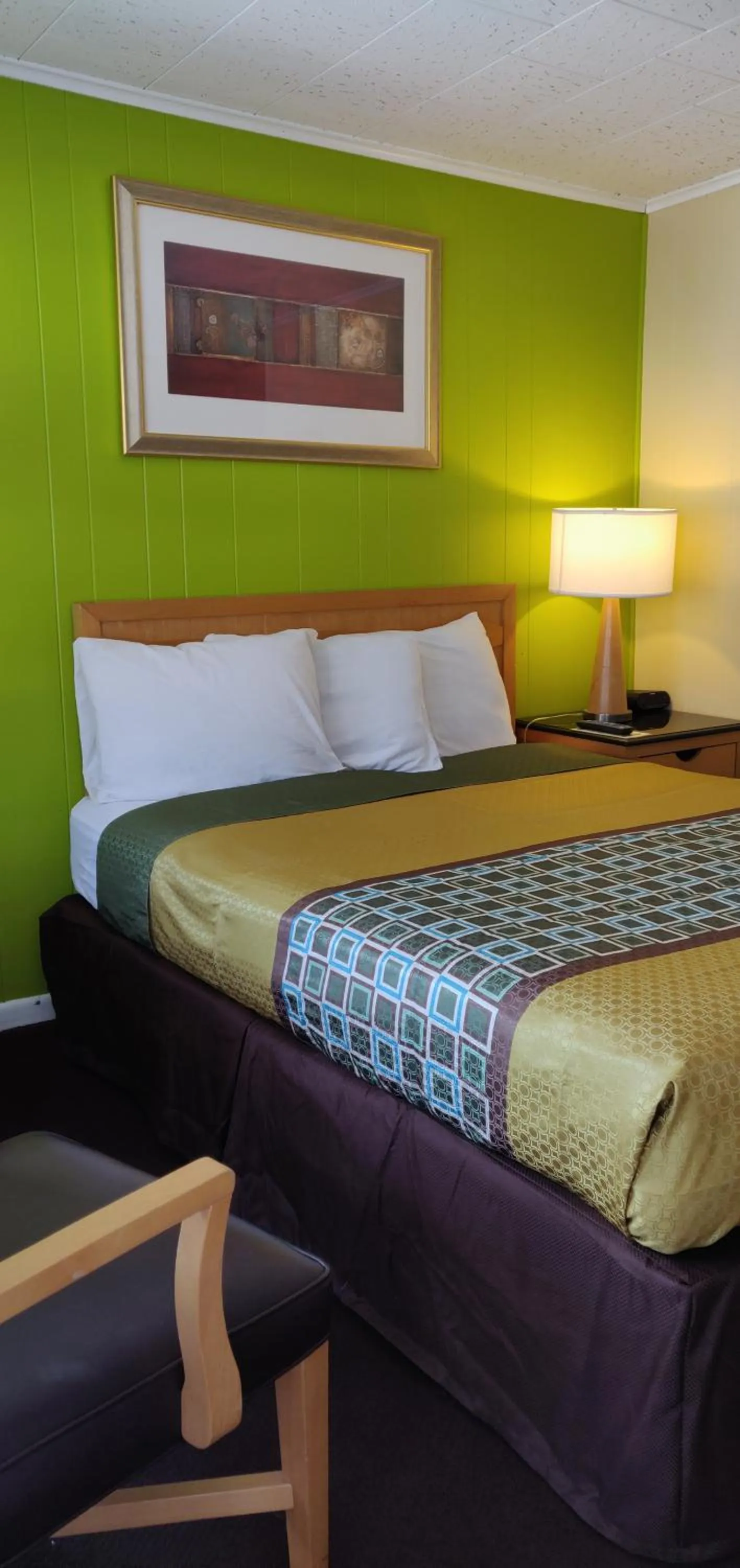 Bed in Pinebrook Motel