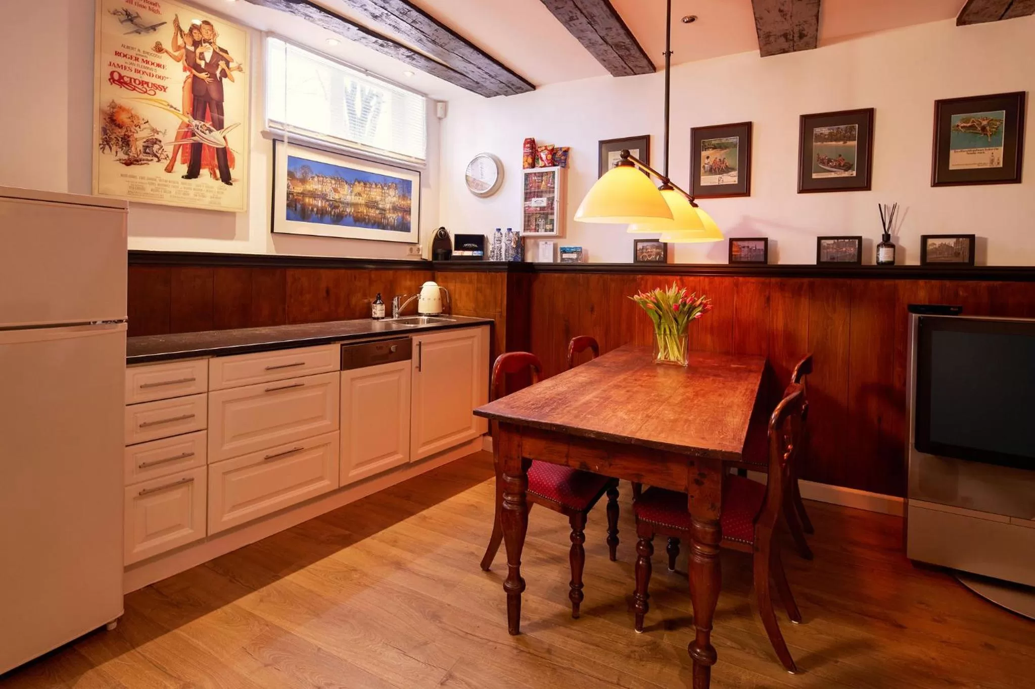 Dining area in Realeneiland Bed & Breakfast