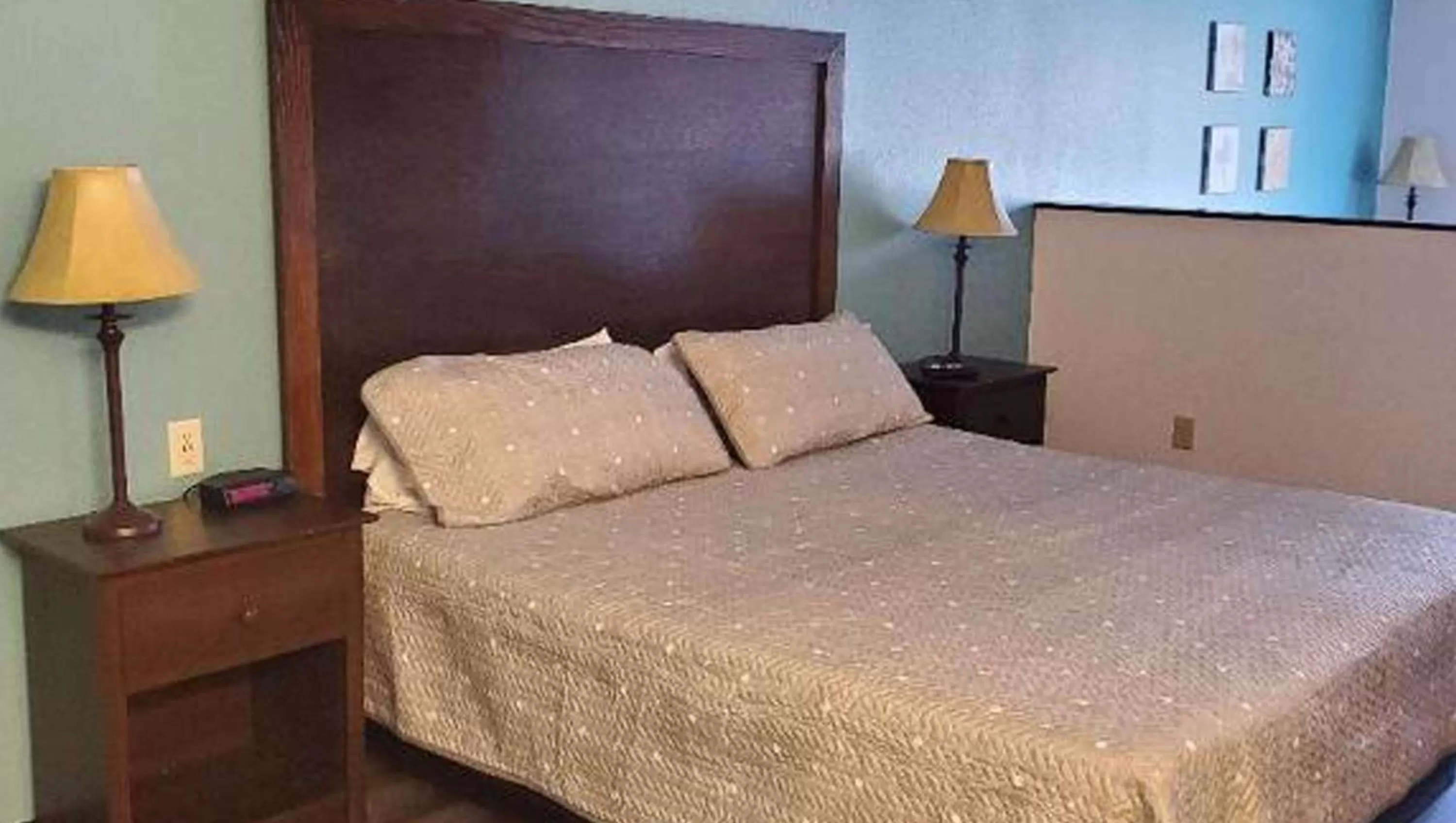 Photo of the whole room, Bed in Jasper Ridge Inn Ishpeming