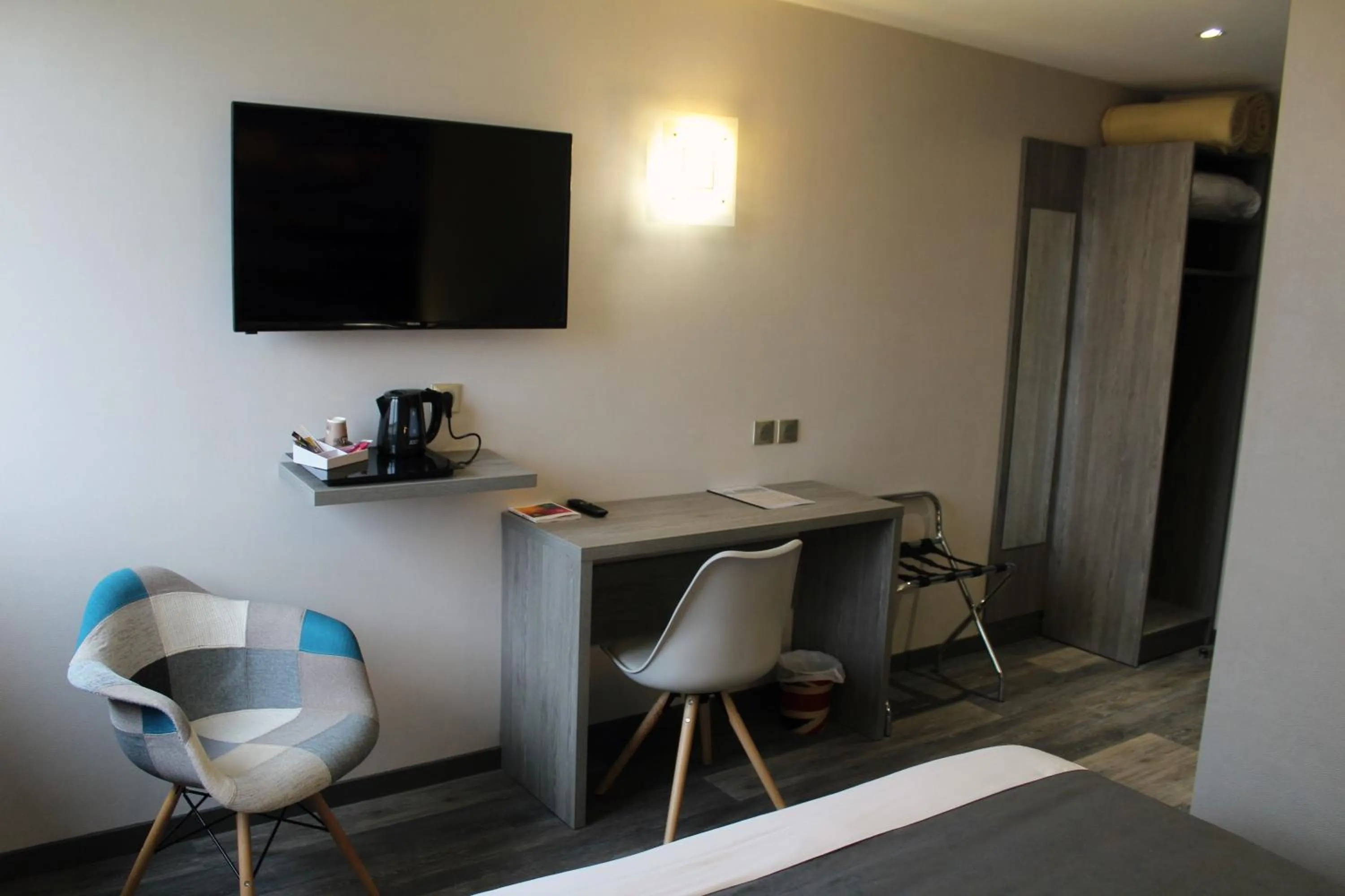 Photo of the whole room in The Originals City, Hôtel La Terrasse, Tours Nord