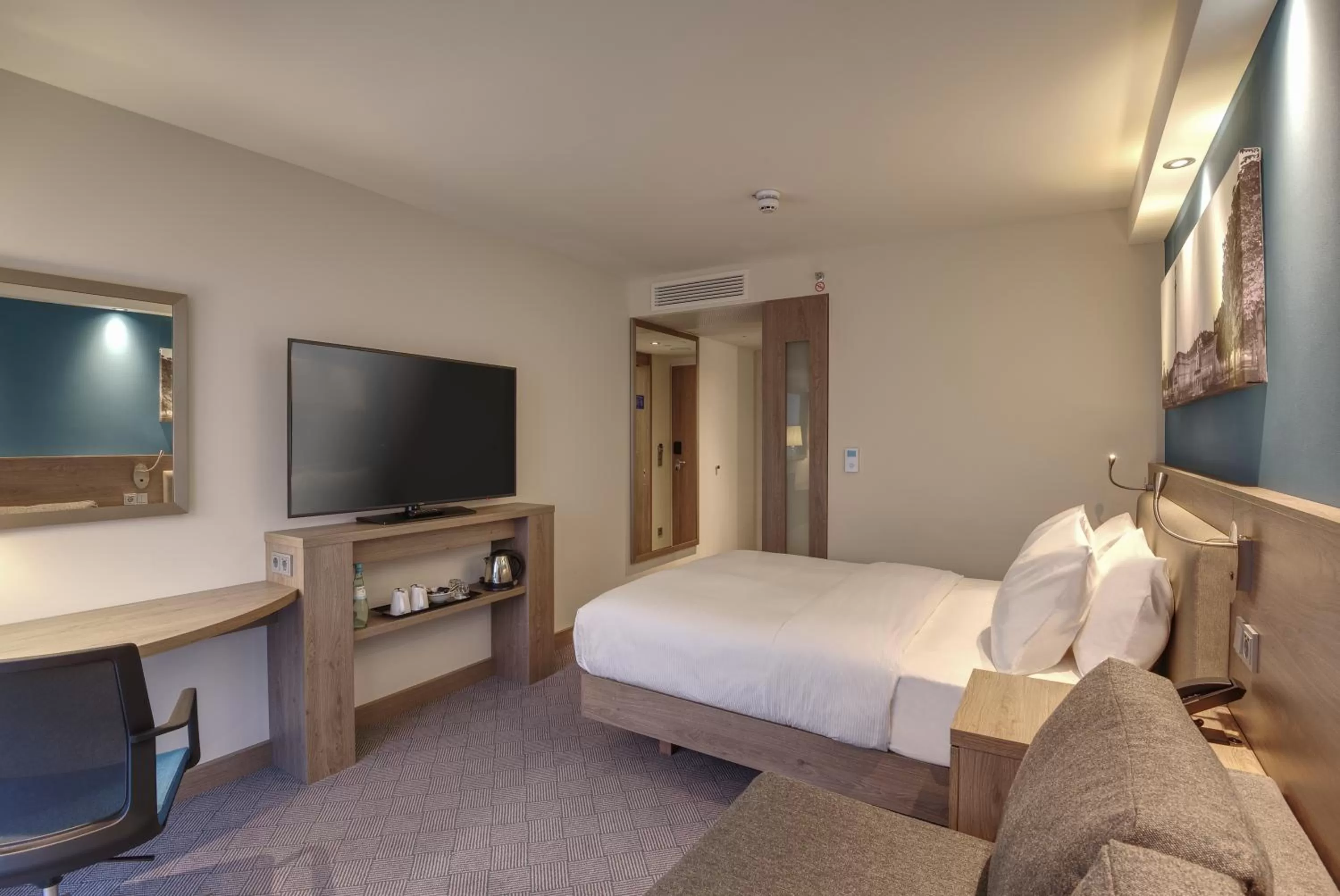 Bedroom, Bed in Hampton by Hilton Stuttgart City Centre