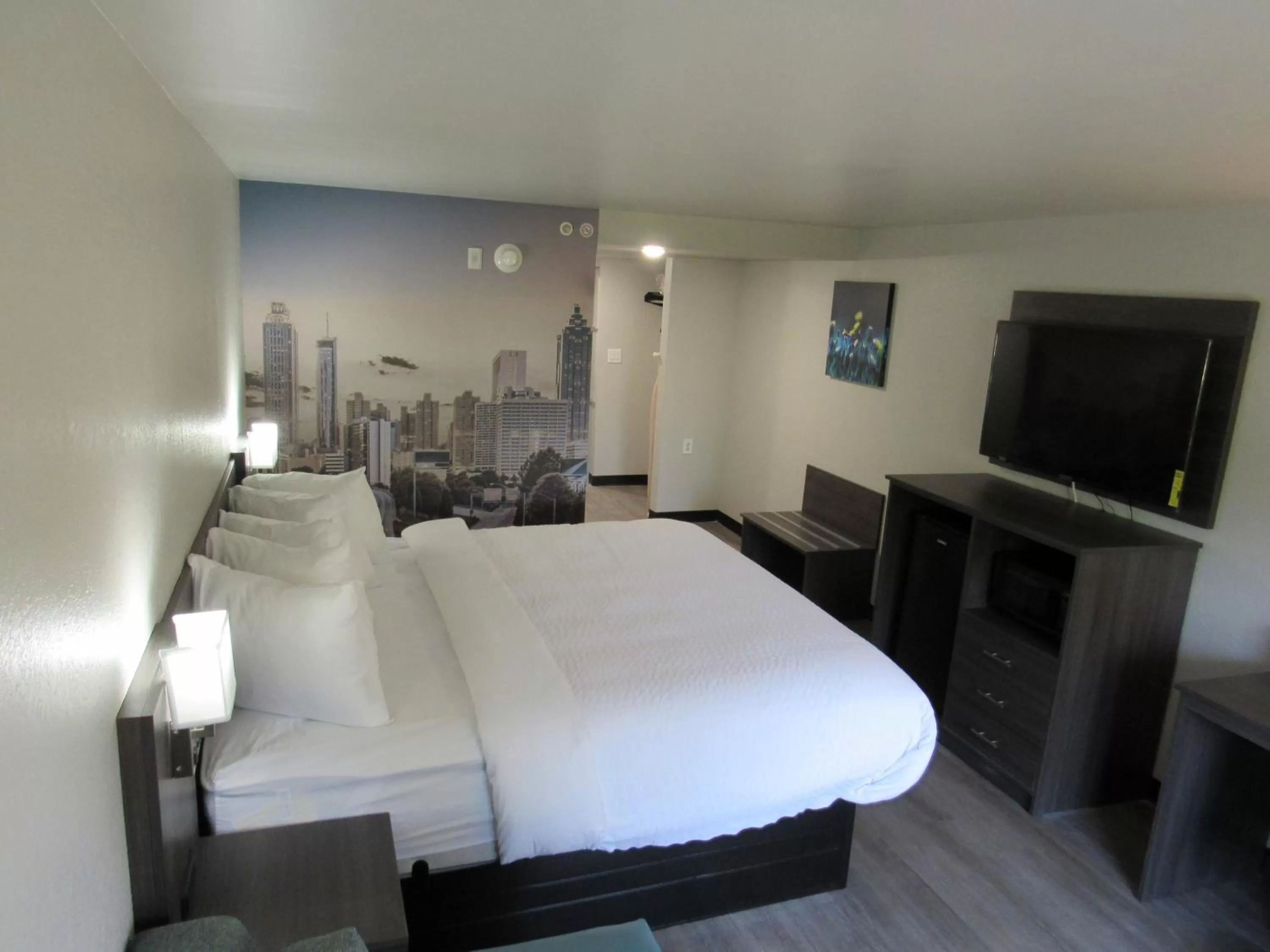 Bedroom, Bed in Clarion Pointe McDonough