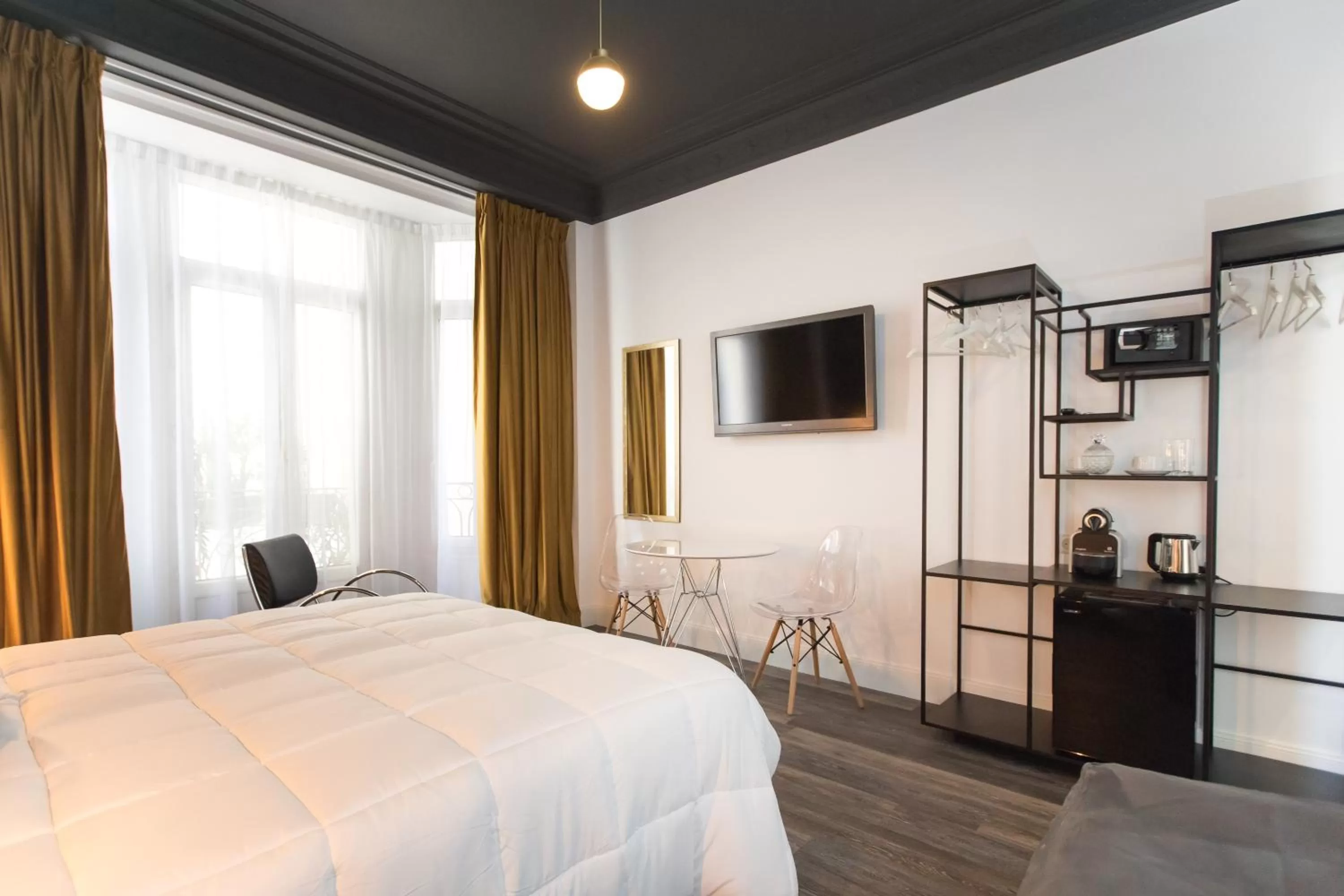 Photo of the whole room, Bed in Arome Hôtel