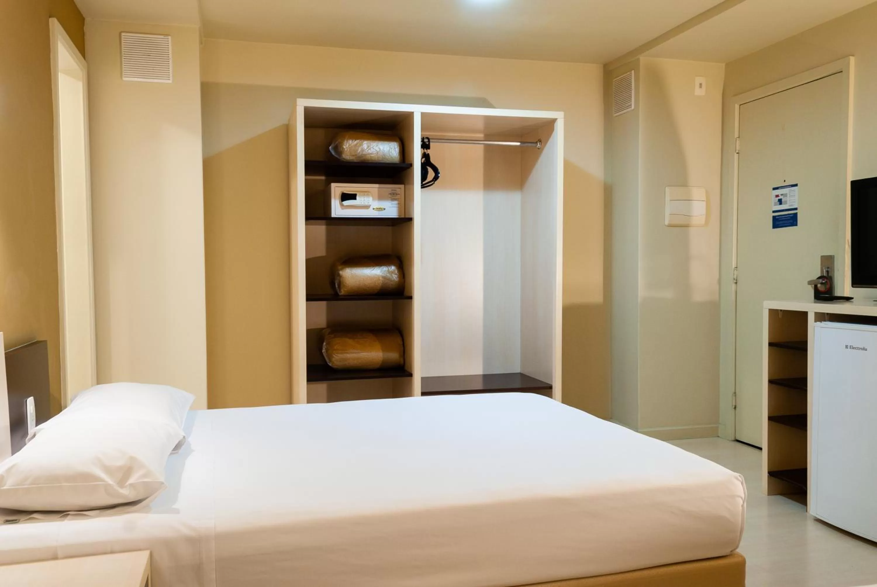 Bedroom, Bed in Master Curitiba Hotel - 1,6 km do Estádio Couto Pereira - Show