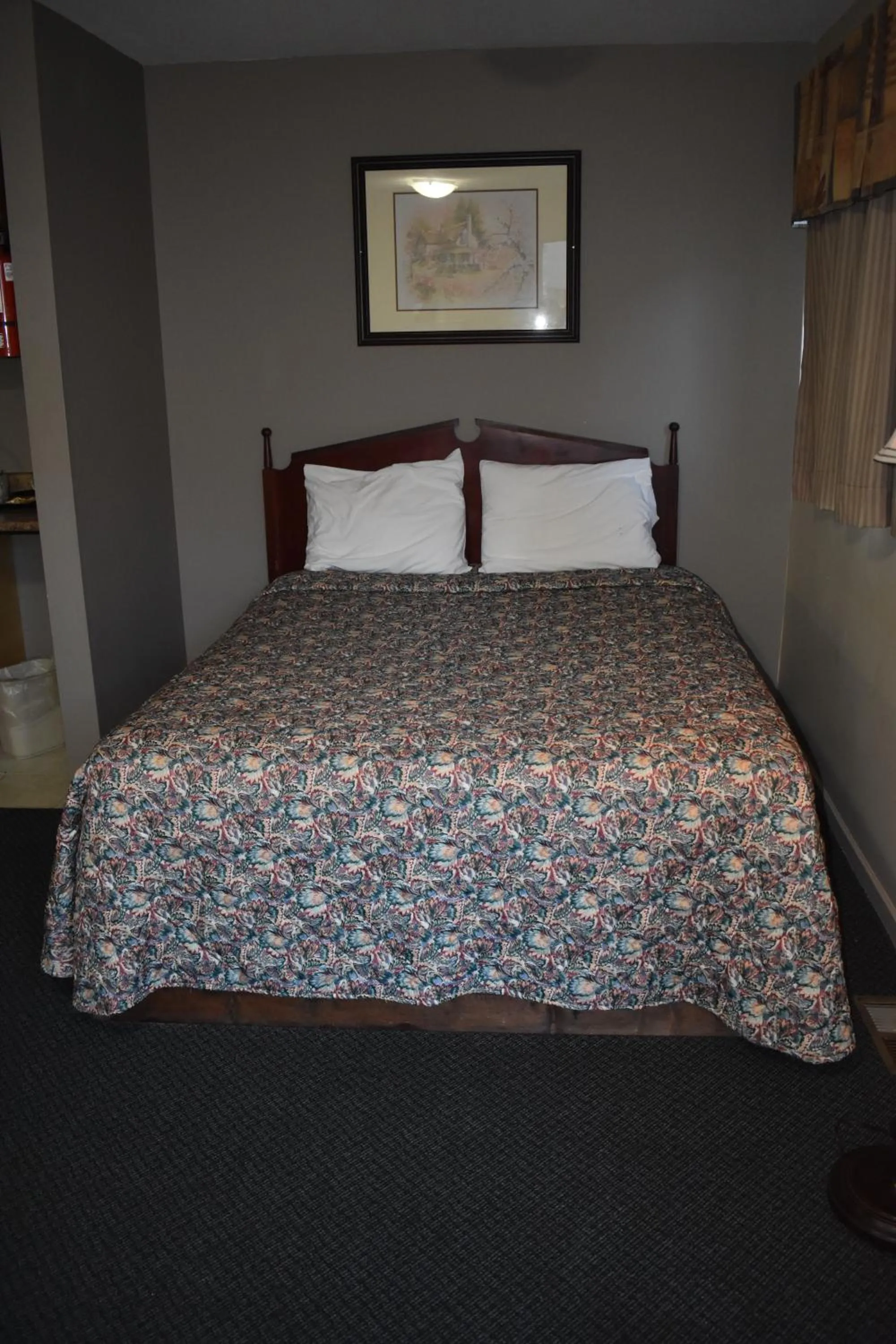 Bed in Hope Inn and Suites