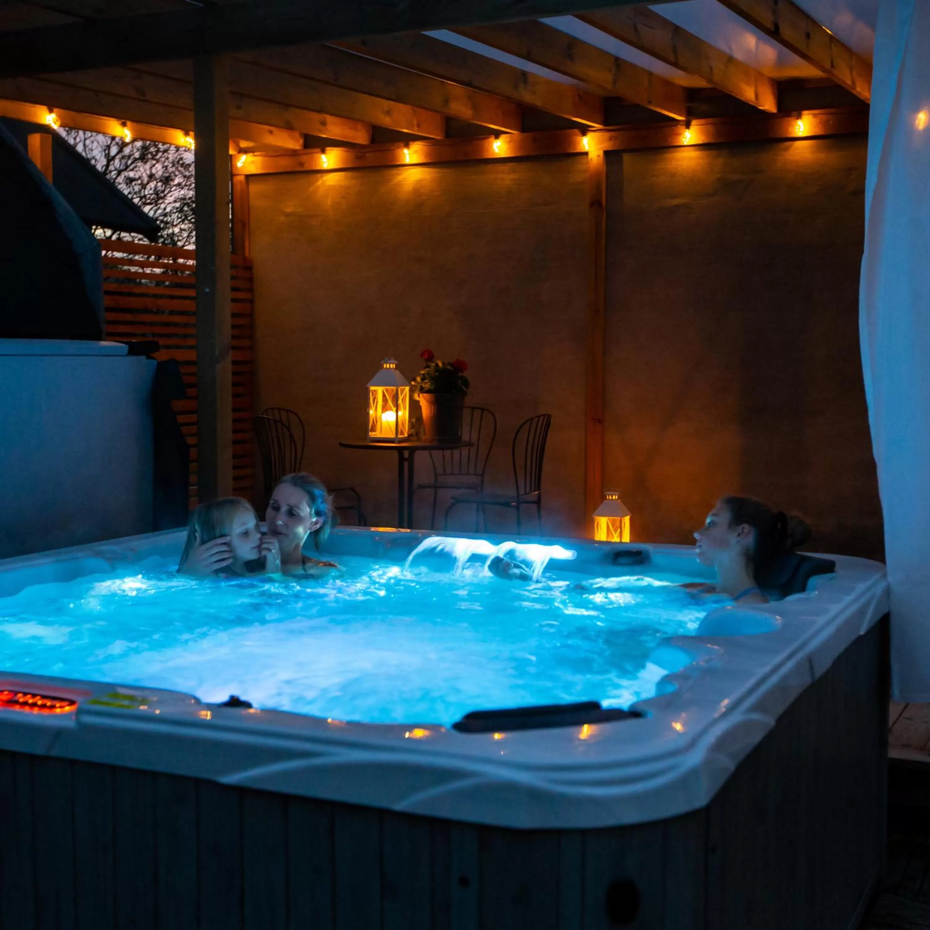 Hot Tub in Ölands Yoga Studio & Islandshästar, Stugor & Rum