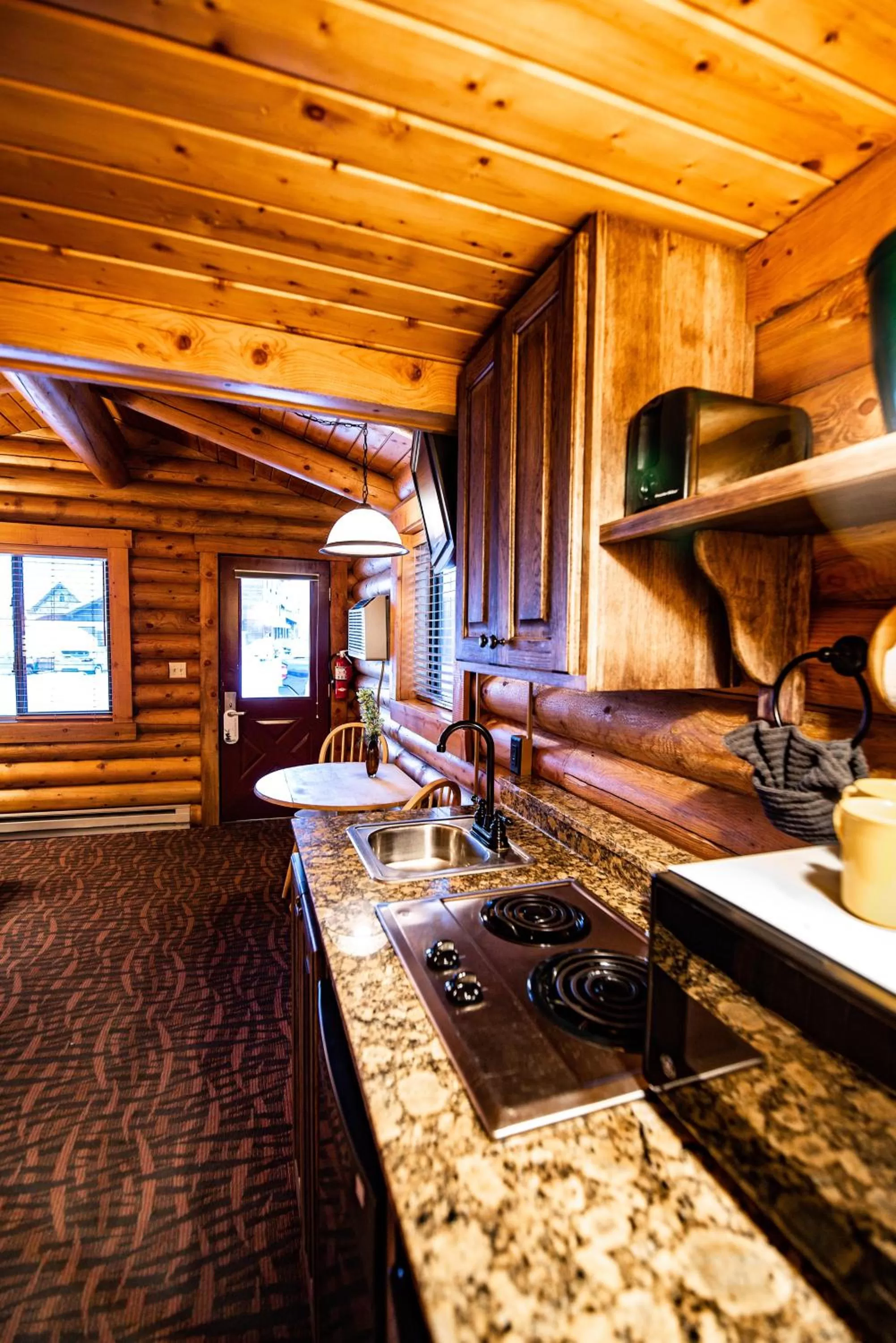 Kitchen or kitchenette in Elk Country Inn