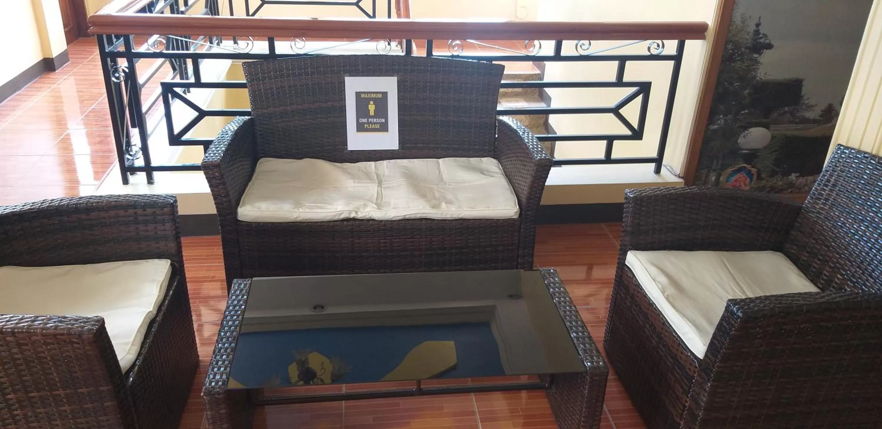 Seating area, Bed in Divine Castle Travelers Inn