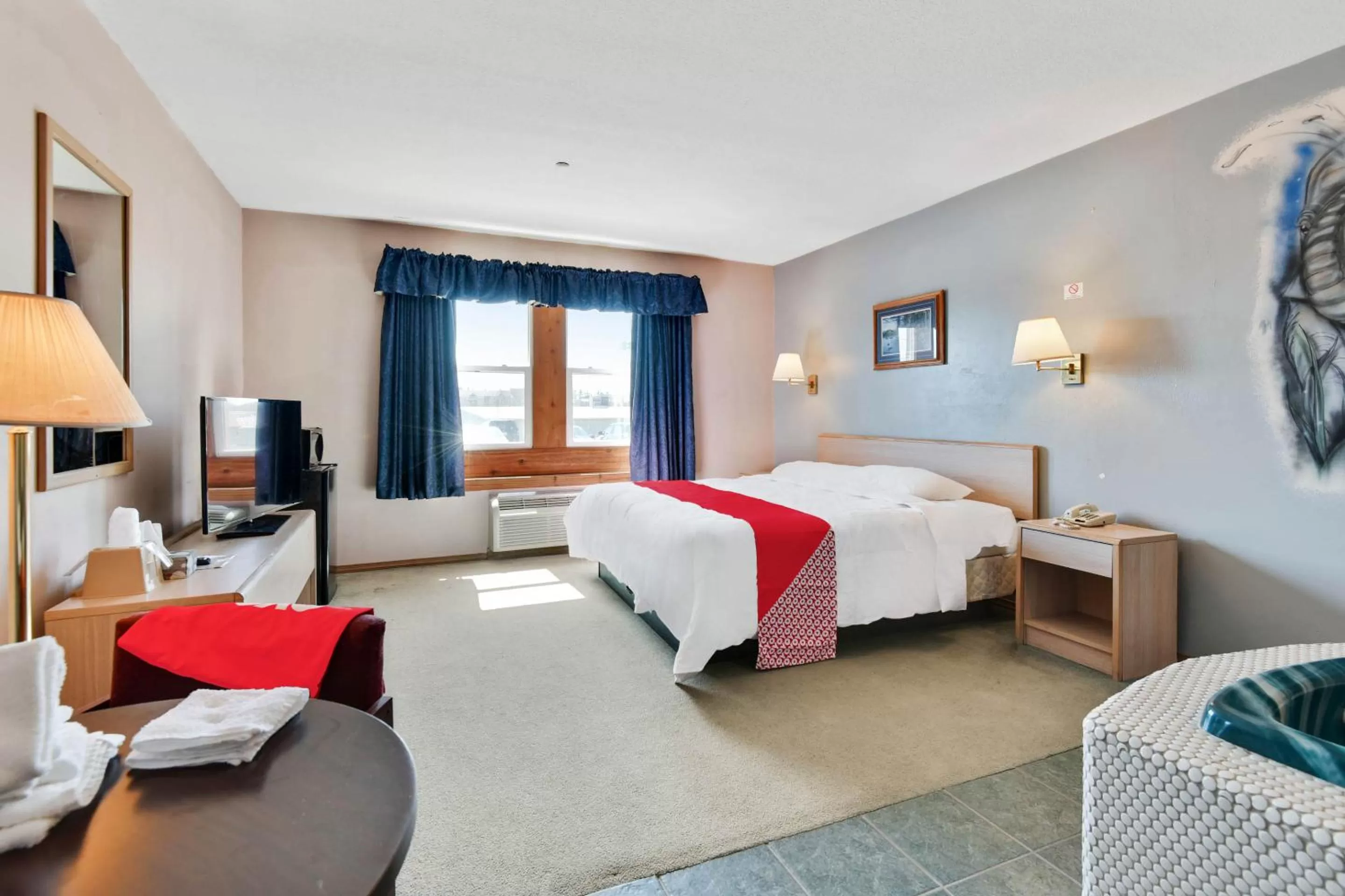 Honeymoon Suite with Hot Tub in Casa Loma Inn & Suites by OYO Davenport IA near I-80