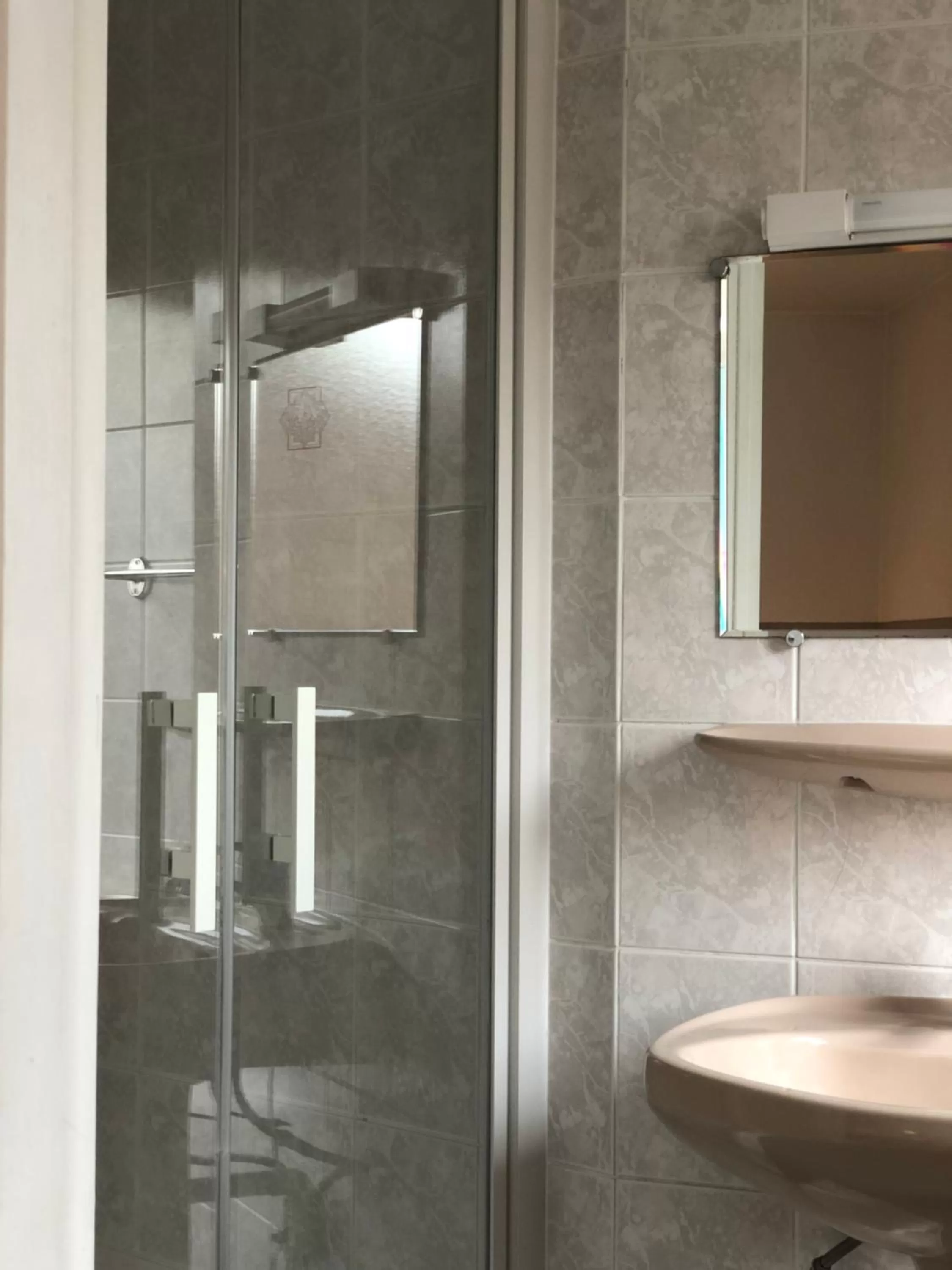 Bathroom in Enzo Hotels Neufchâteau by Kyriad Direct