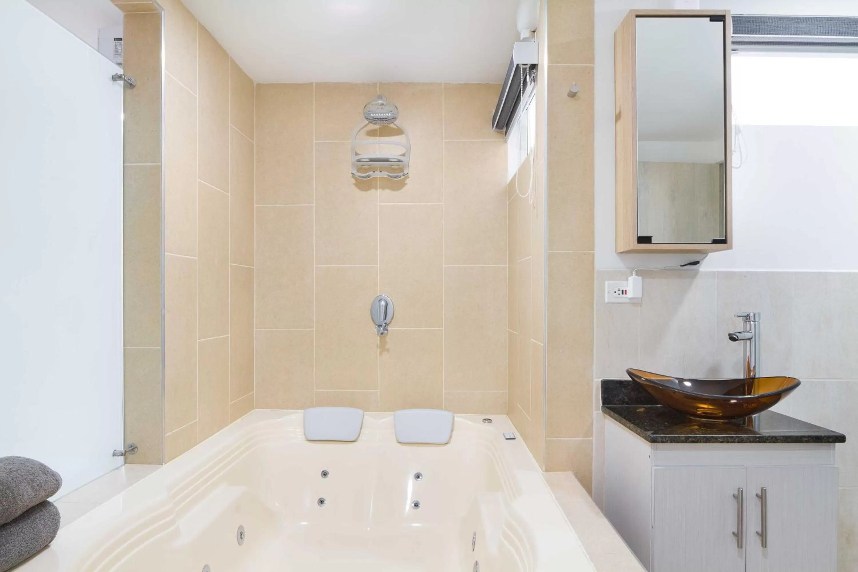 Hot Tub, Bathroom in Miracle