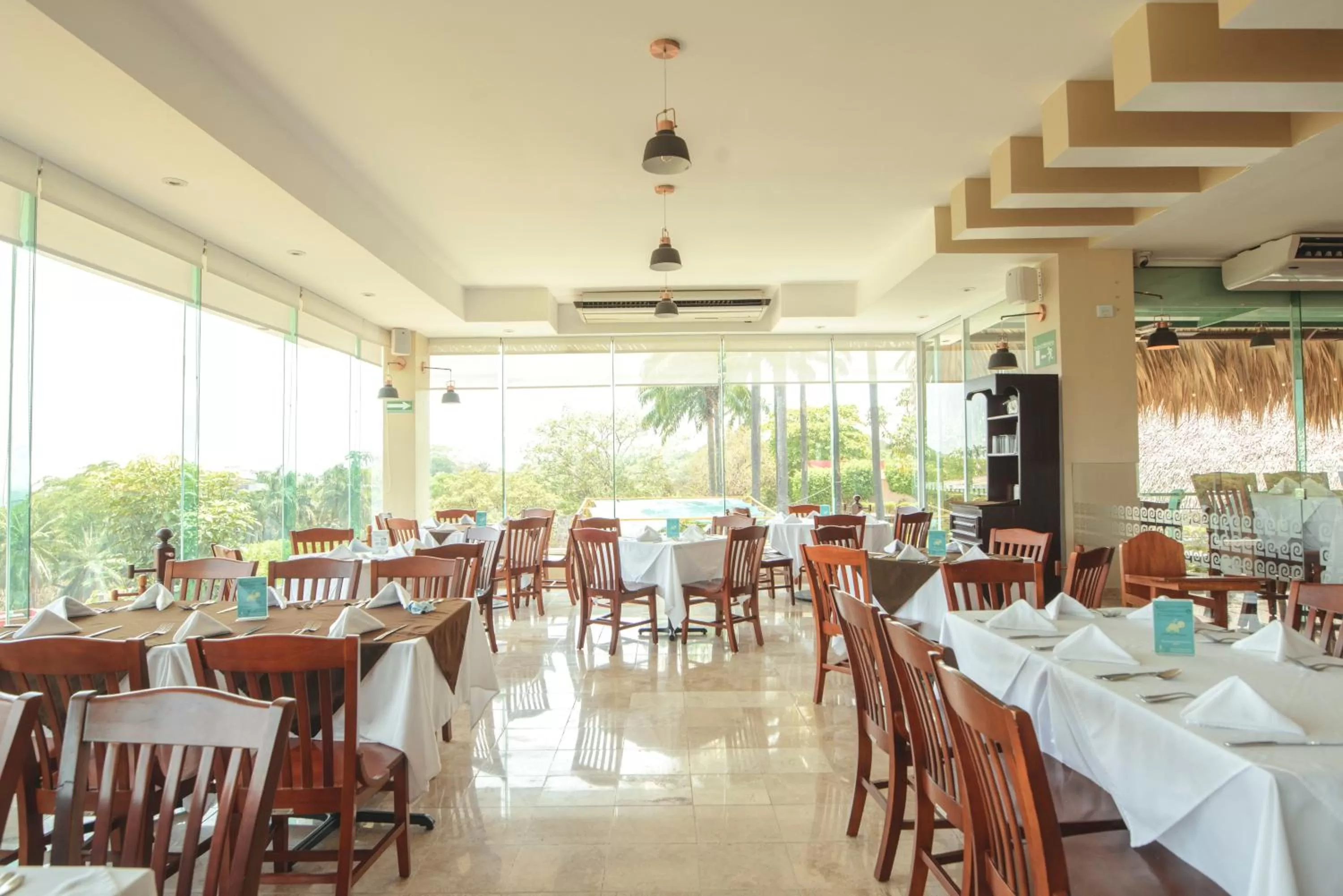 Restaurant/places to eat in Hotel Loma Real