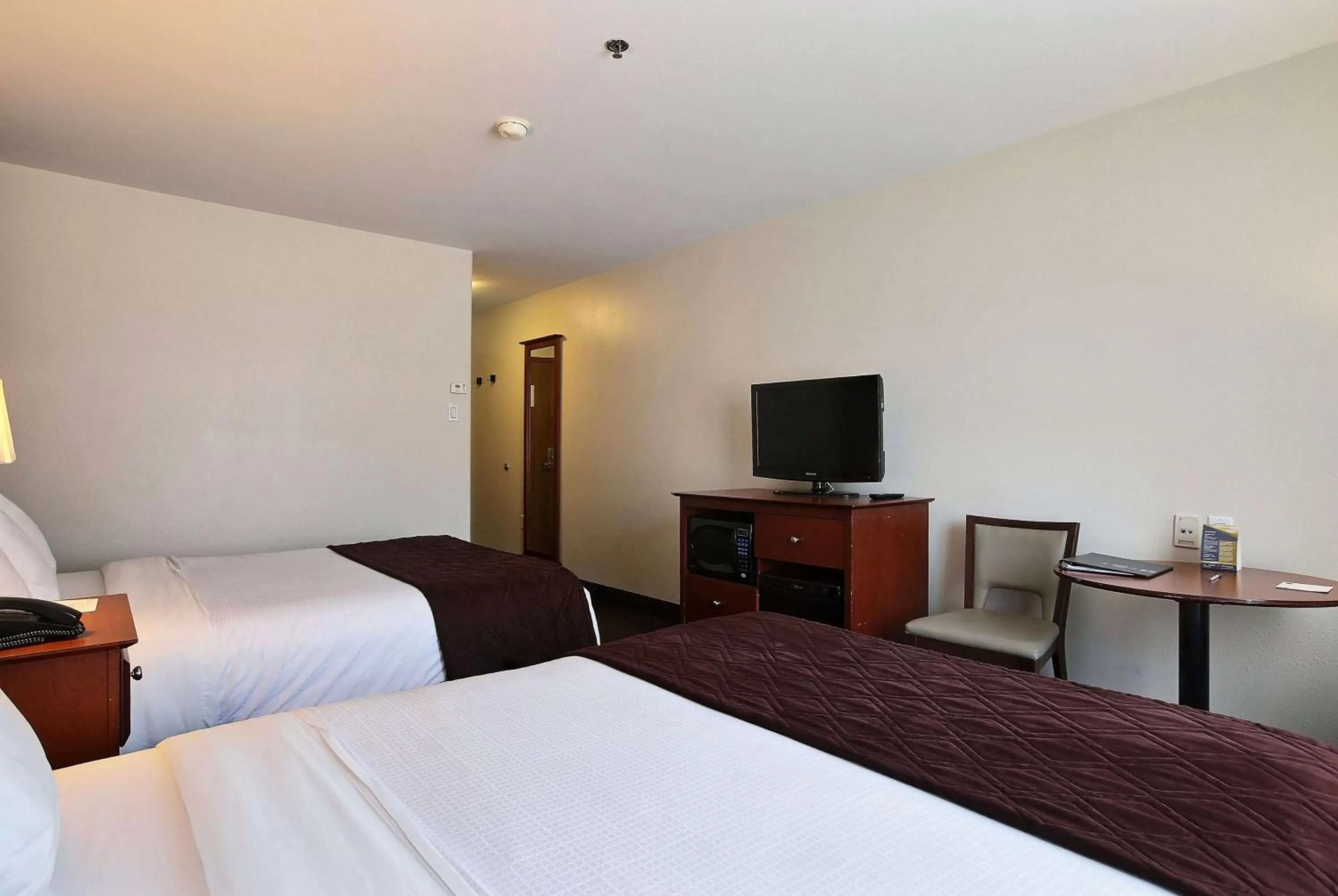 Photo of the whole room, Bed in Super 8 by Wyndham Trois-Rivieres