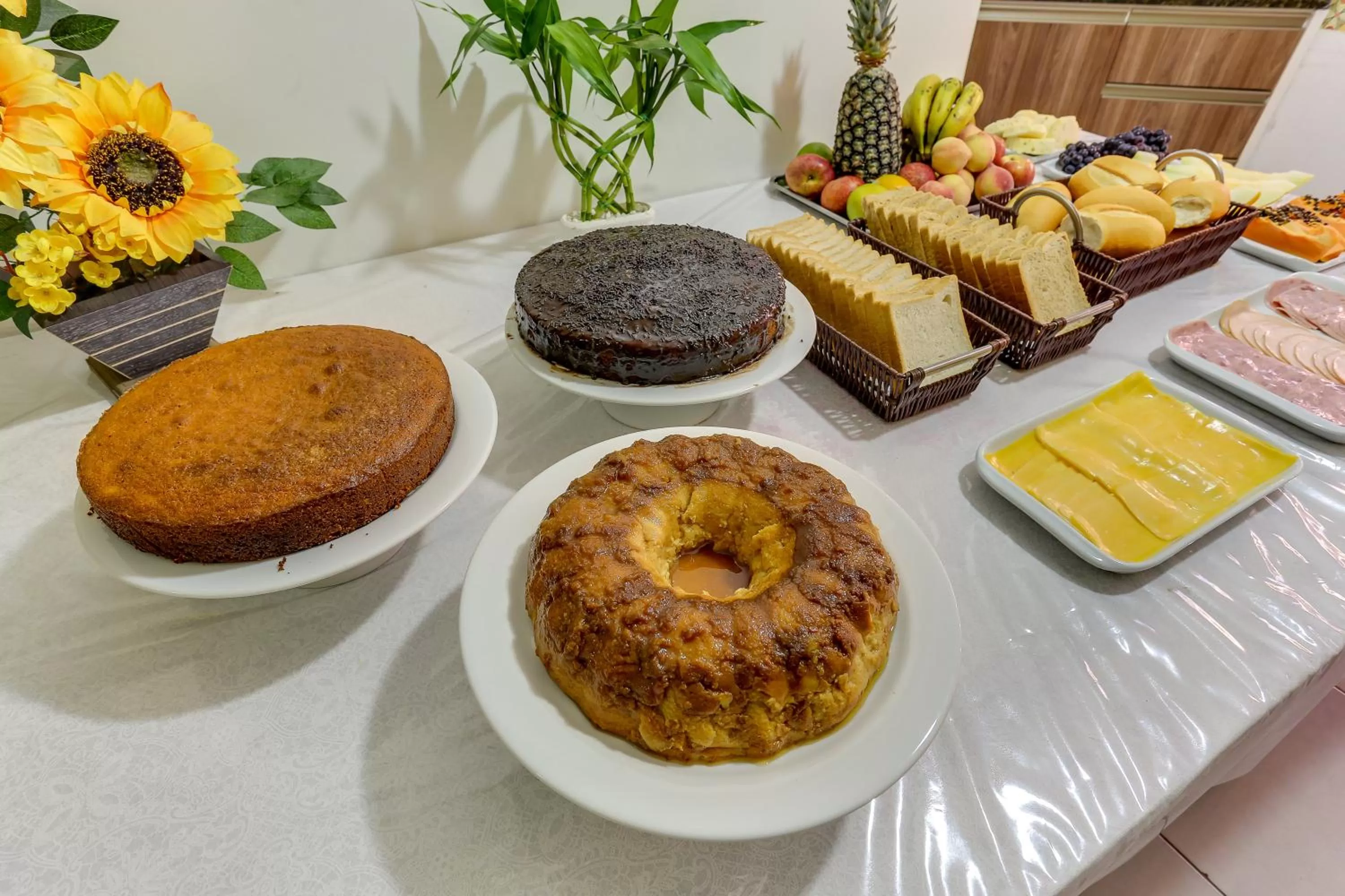 Buffet breakfast in Pousada Tissiano