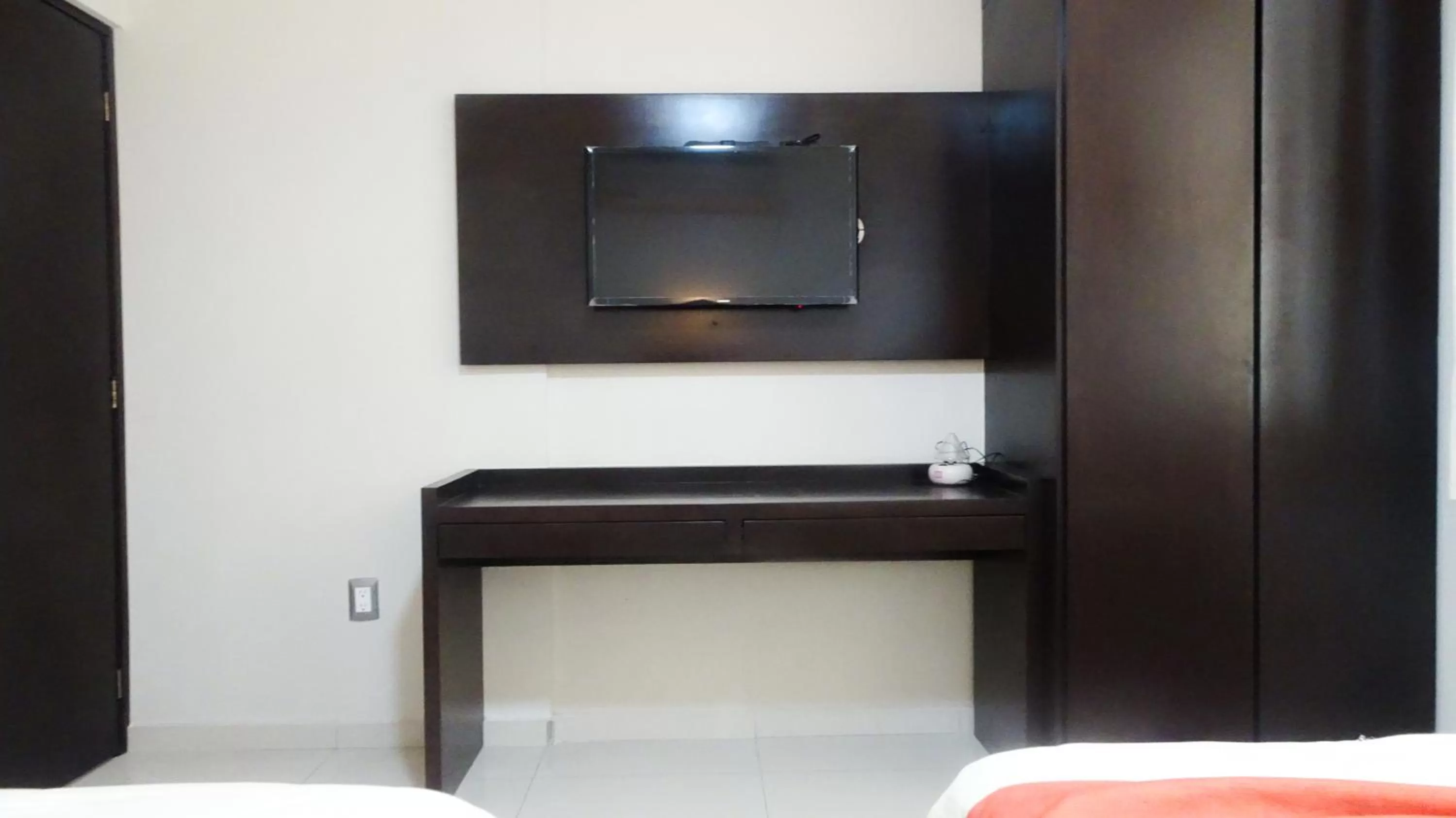TV and multimedia in Suites San Luis