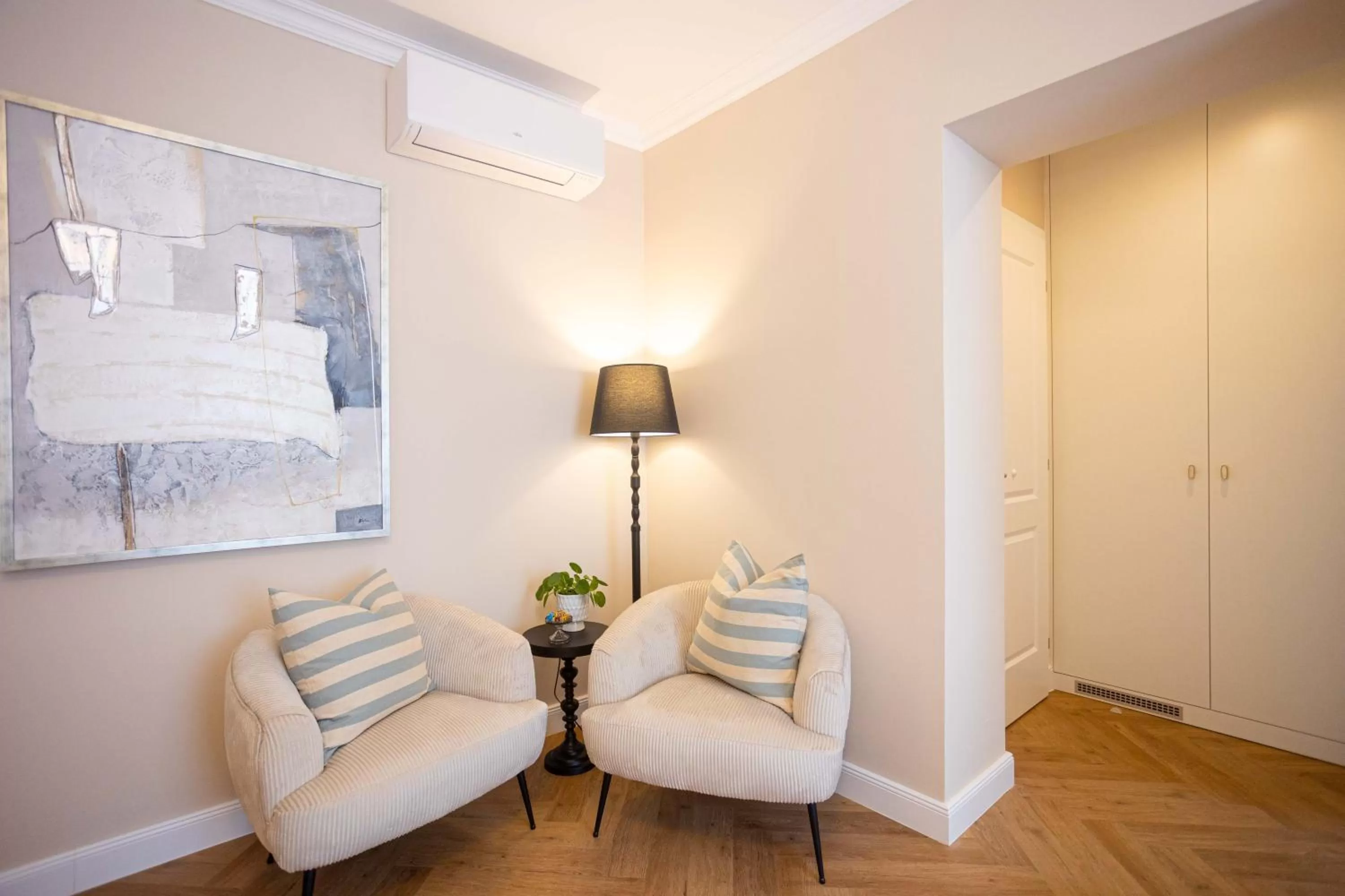 Seating area in City and Style Luxury Rooms Split