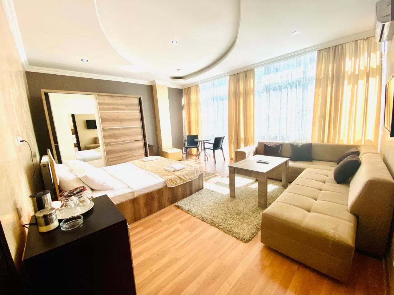 Photo of the whole room, Seating Area in Hotel Royal Palace