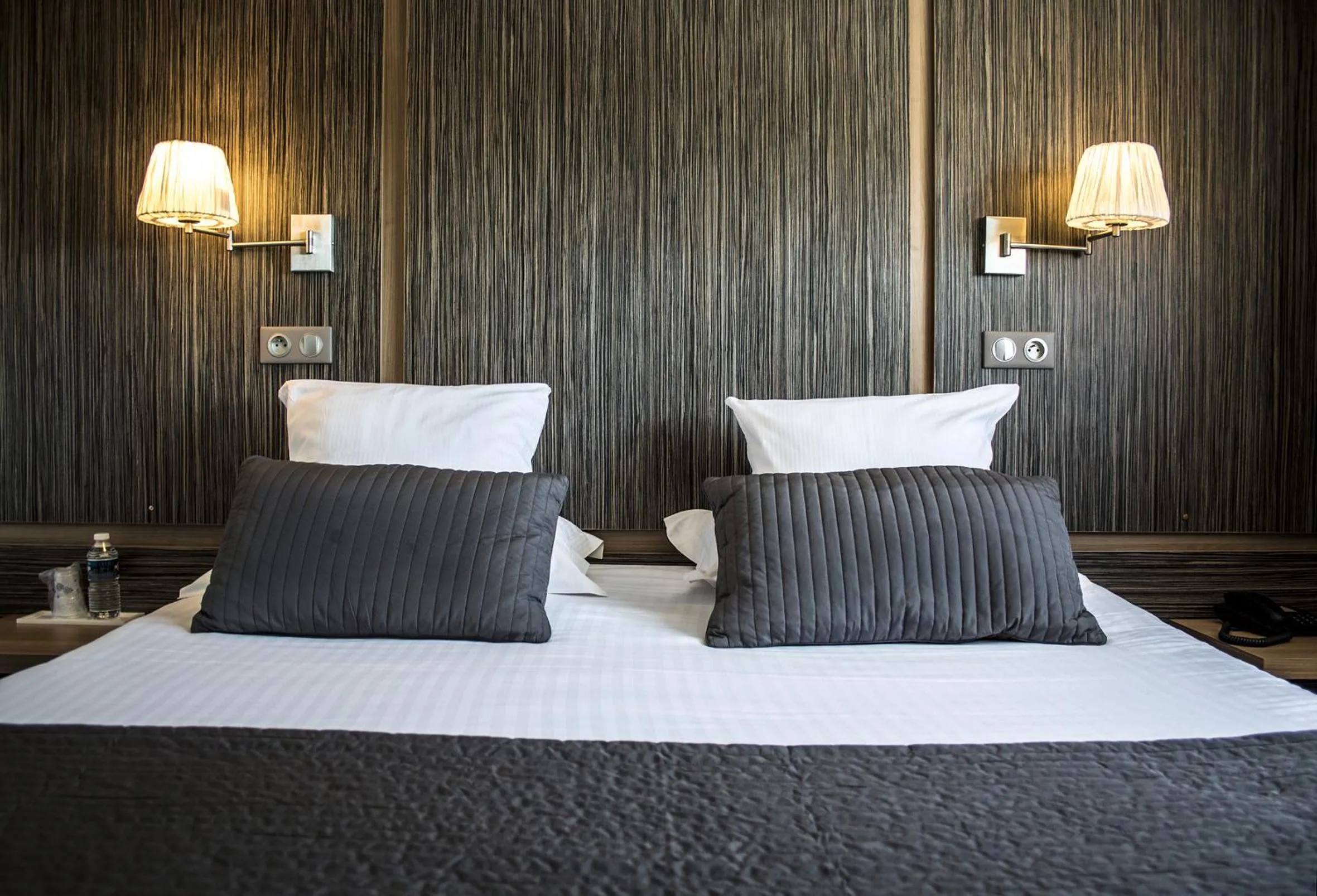 Bedroom, Bed in The Originals Boutique, Hôtel Neptune, Montpellier Sud