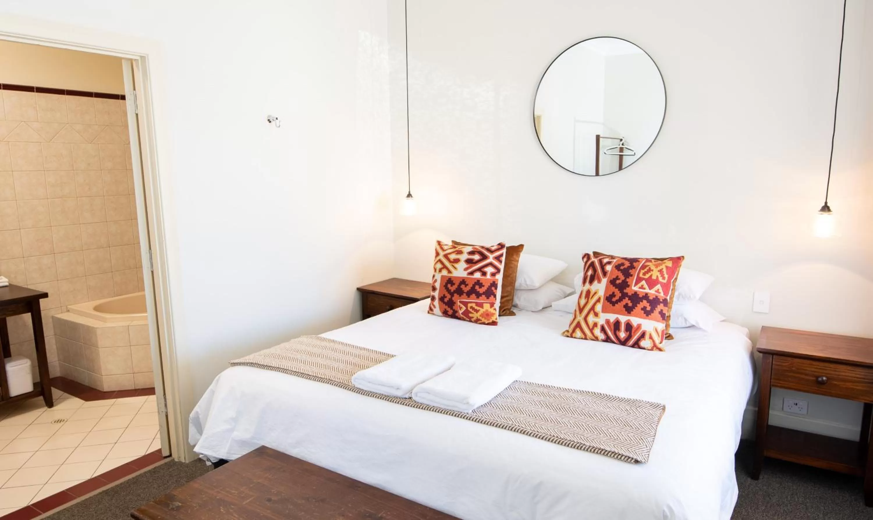 Bedroom, Bed in Bentley's Hotel