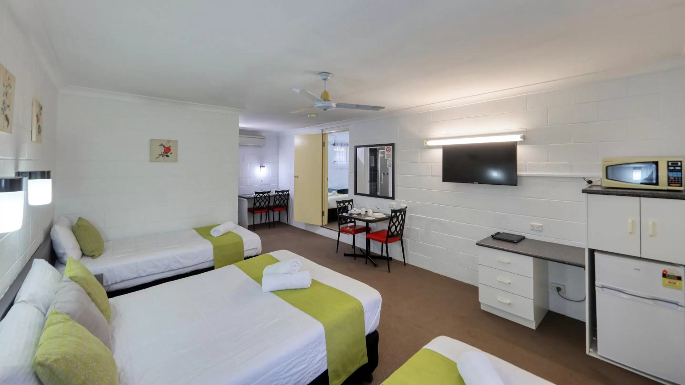 Seating area, Bed in Azalea Motel