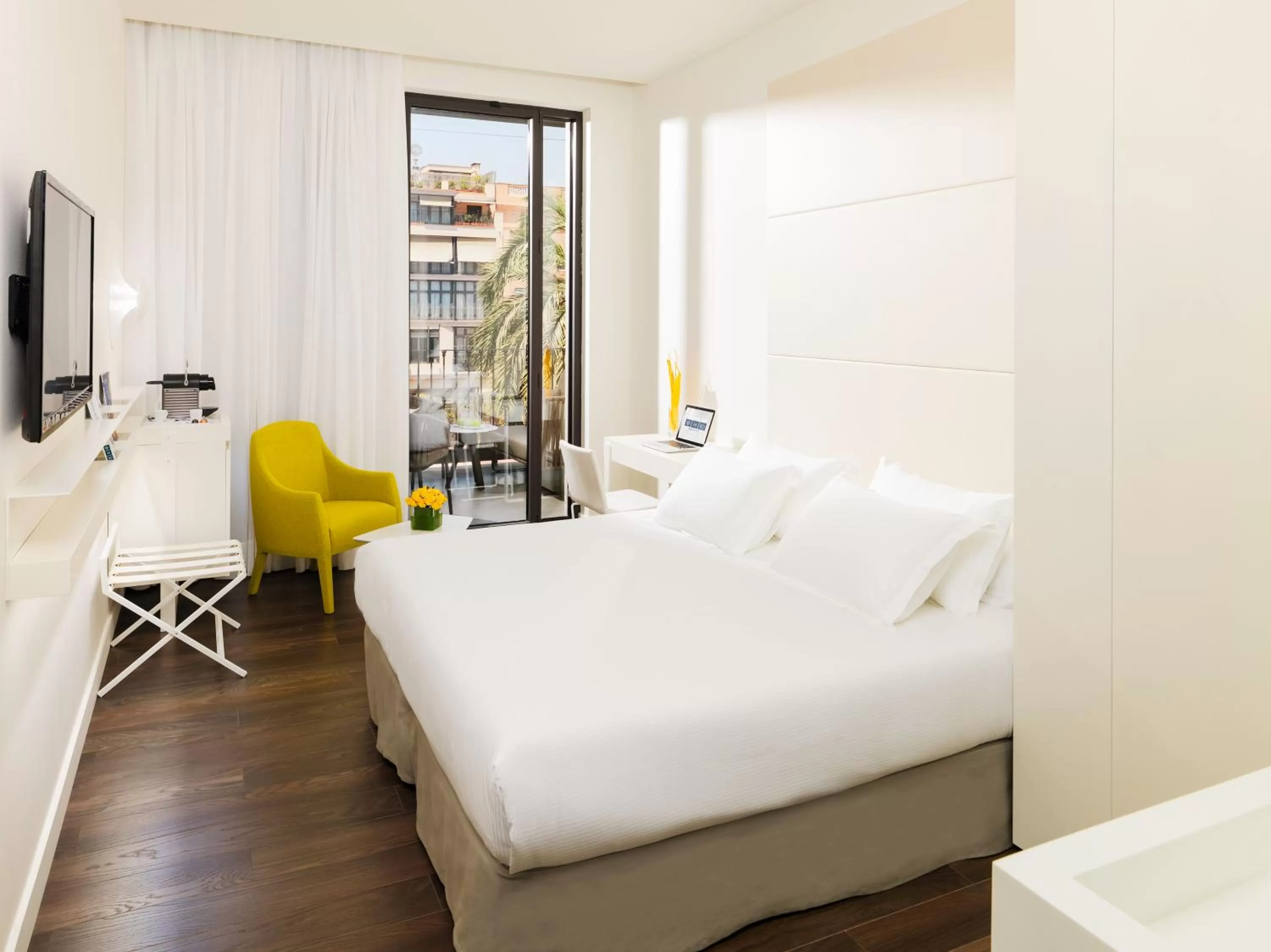 Balcony/Terrace, Bed in H10 Urquinaona Plaza