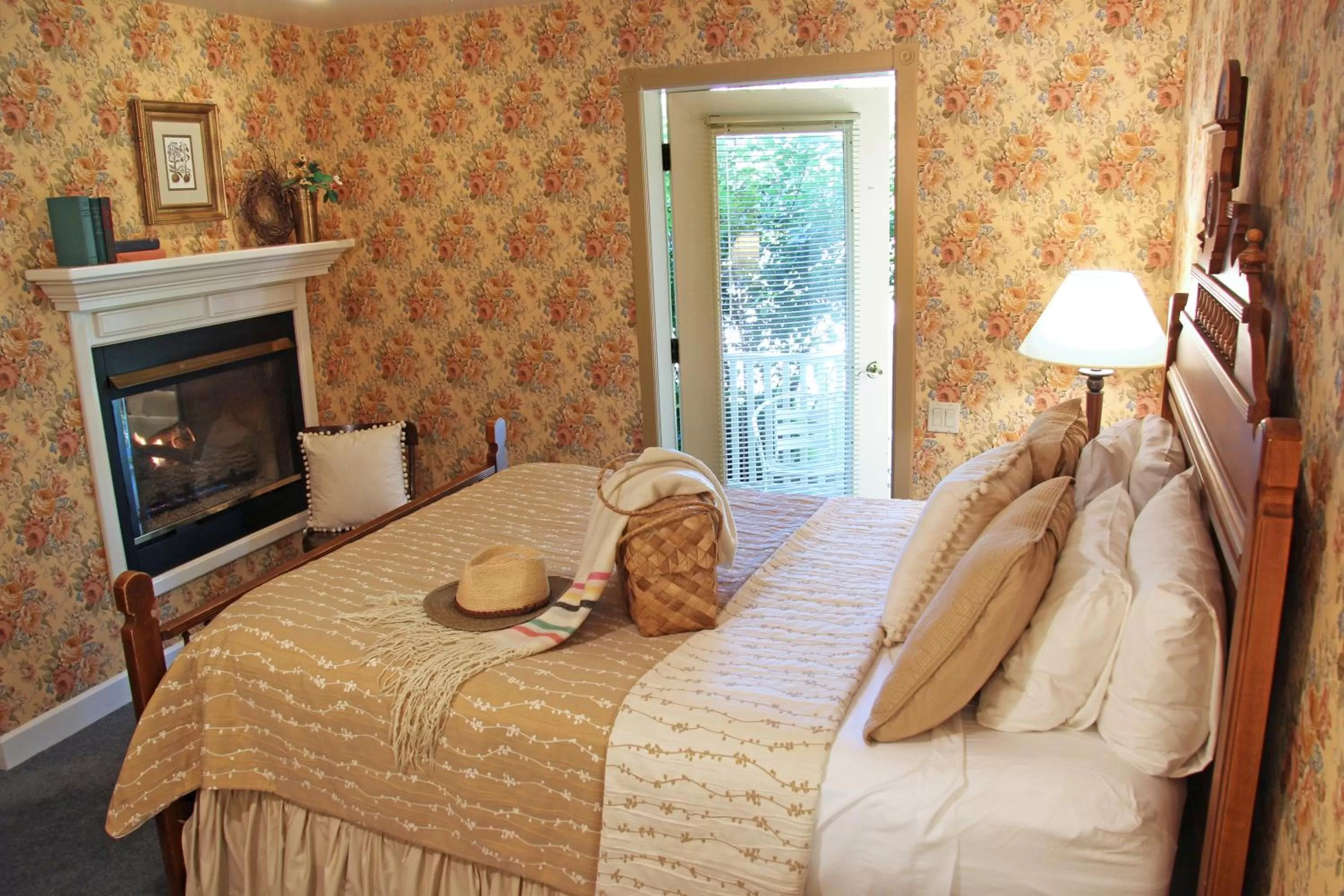 Bedroom, Bed in Eagle Harbor Inn