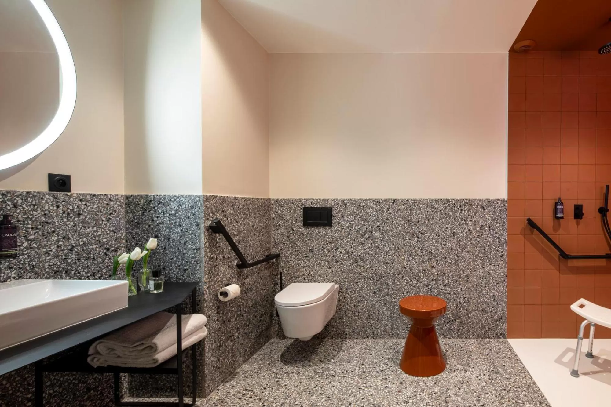 Bathroom in Hôtel du Port