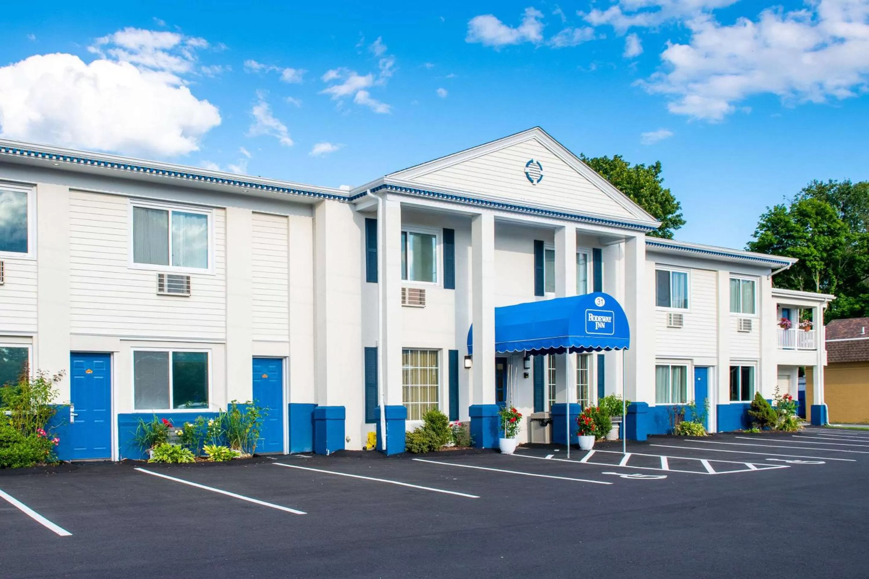 Property building in Rodeway Inn Middletown - Newport