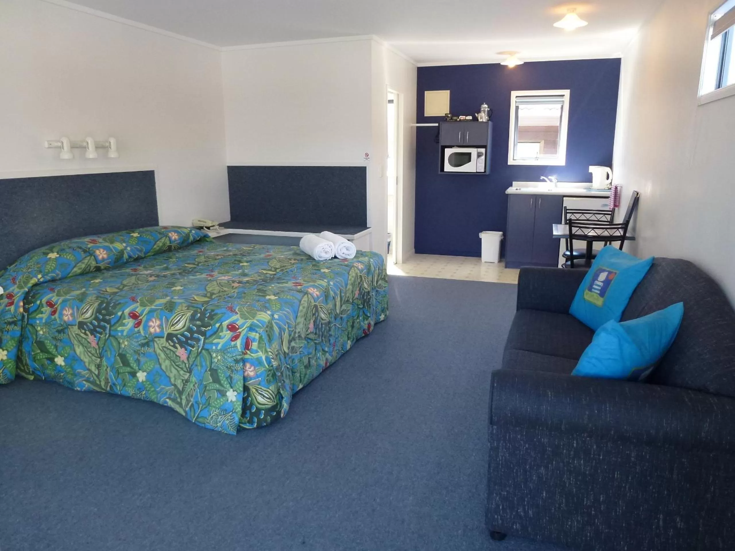 Photo of the whole room, Bed in Mana-Nui Motel