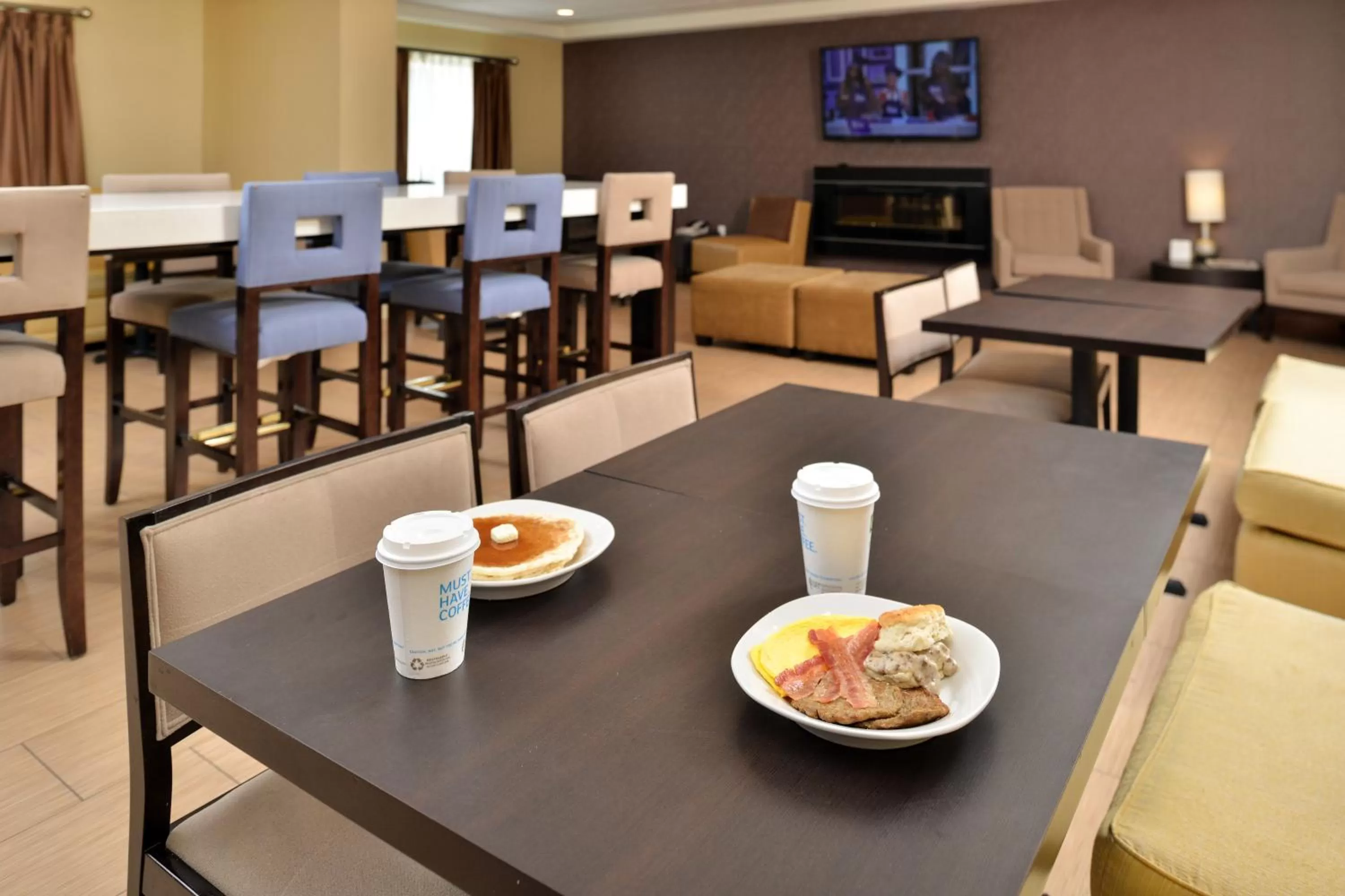 Communal lounge/ TV room in Holiday Inn Express & Suites Peekskill-Lower Hudson Valley by IHG