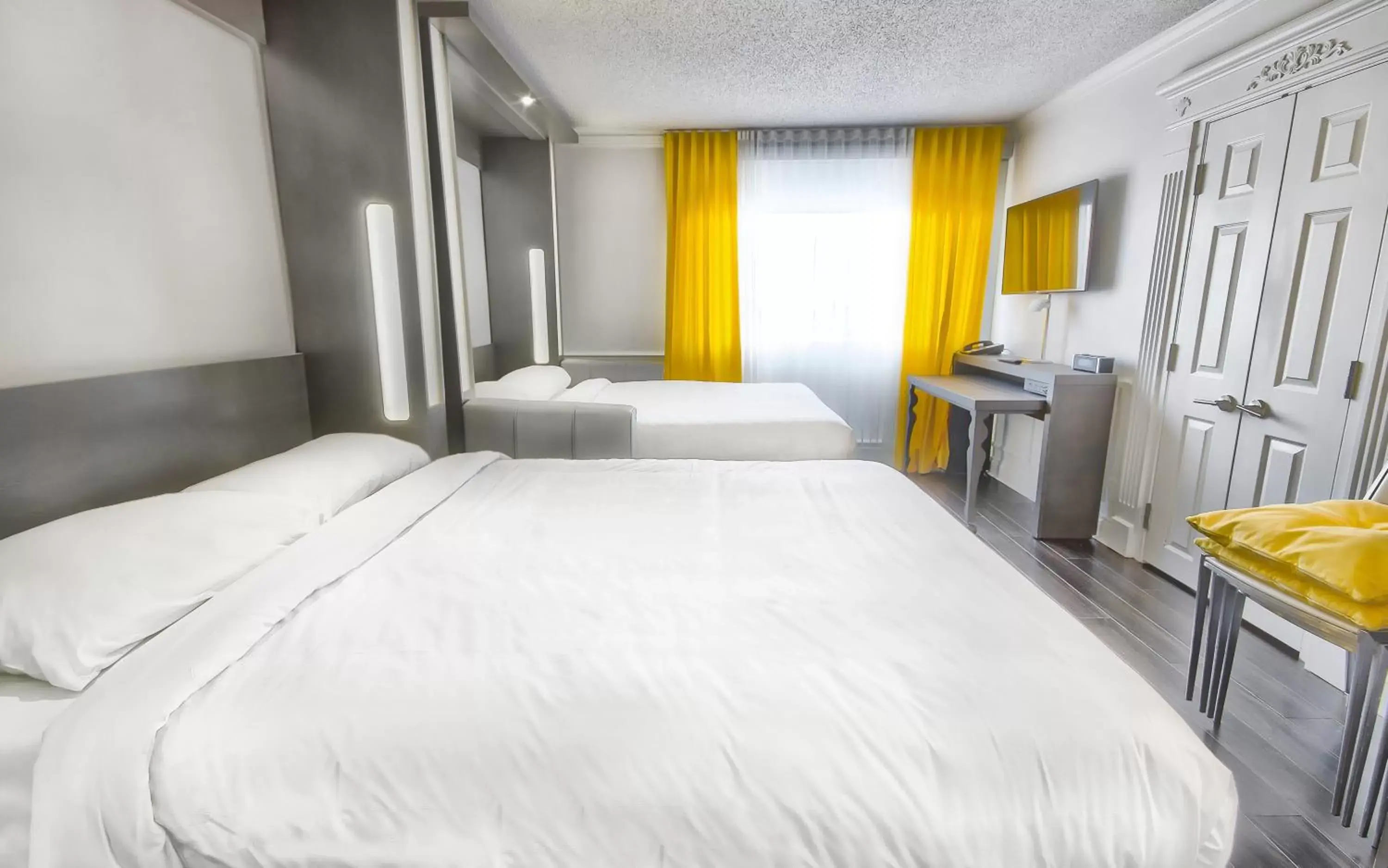 Family Room, 2 Queen Murphy Beds, 2 Single Beds and Crib in Hôtel Plaza Québec par JARO Family Room, 2 Queen Murphy Beds, 2 Single Beds and Crib in Hôtel Plaza Québec par JARO