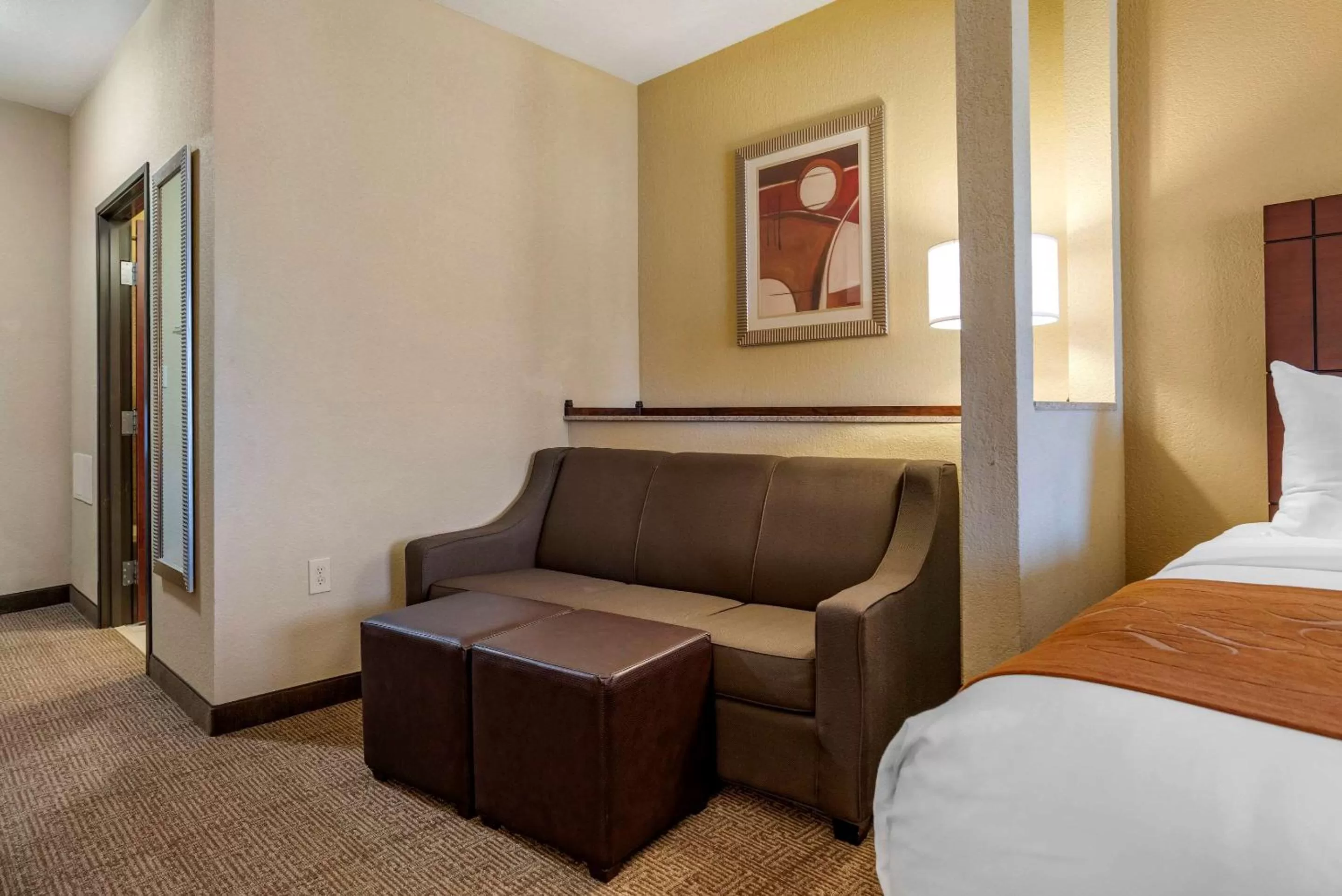 Photo of the whole room, Bed in Comfort Suites Airport South