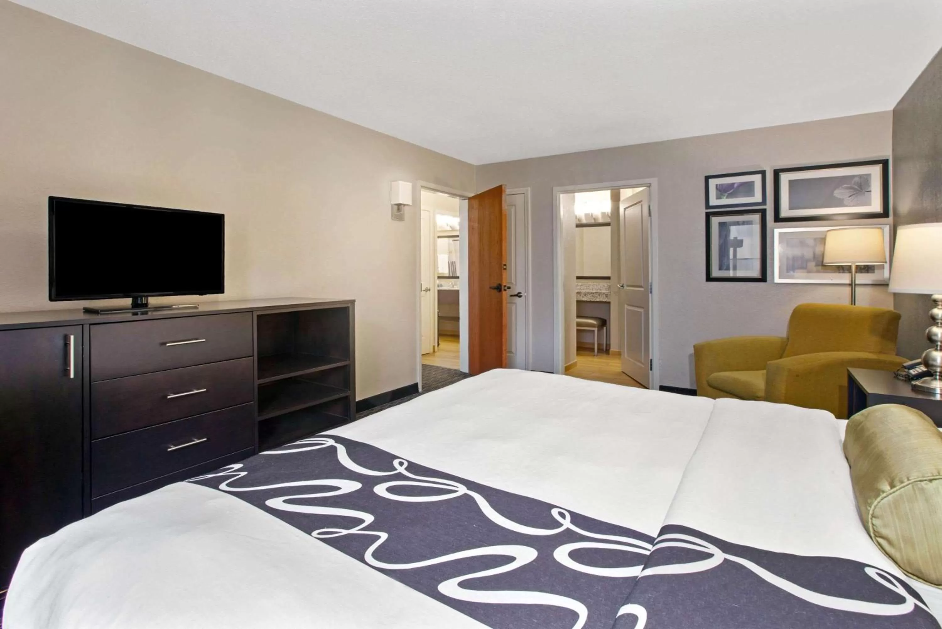 Photo of the whole room, Bed in La Quinta Inn & Suites by Wyndham Detroit Metro Airport