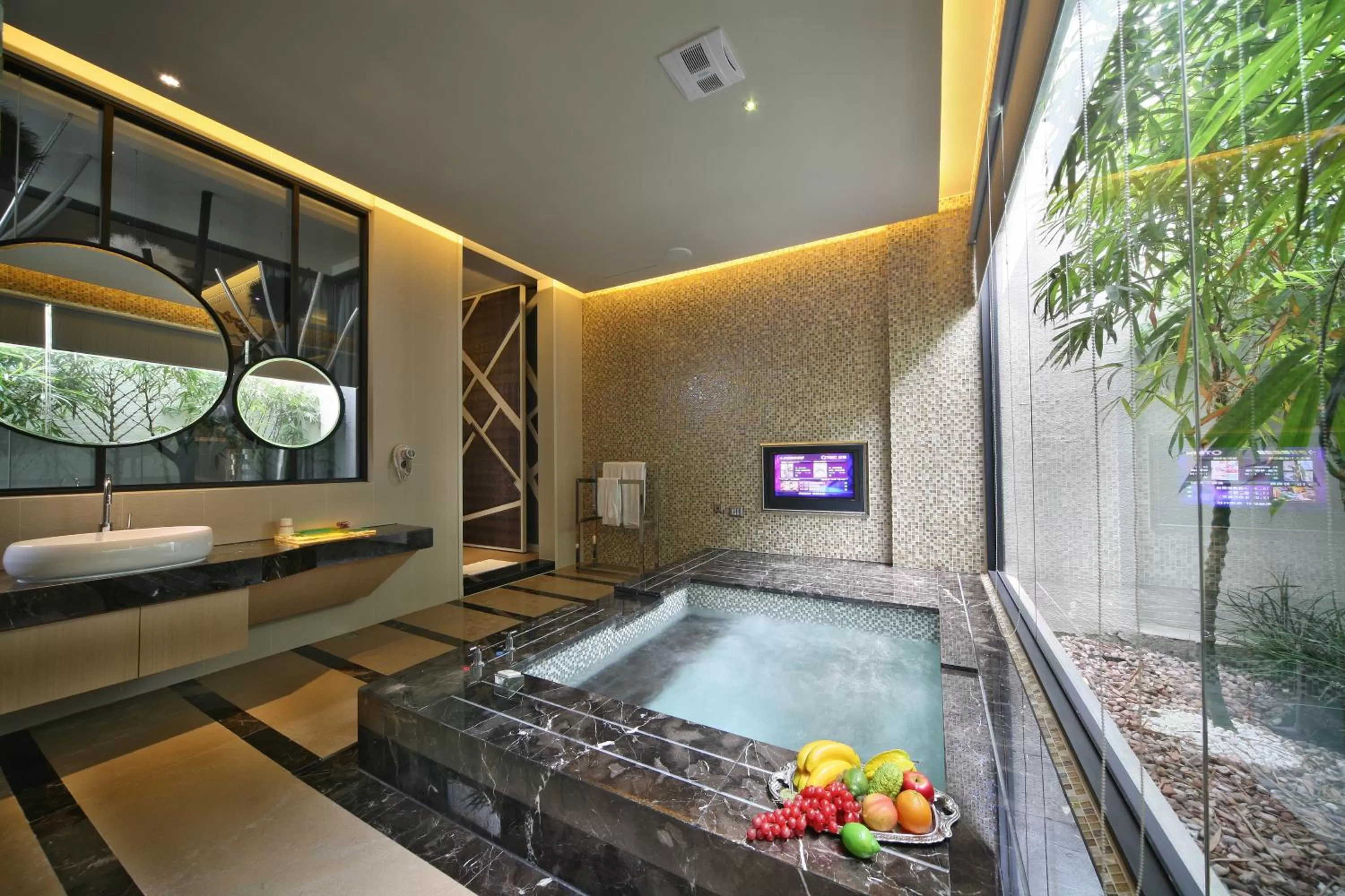 Hot Tub in Han Guan Motel