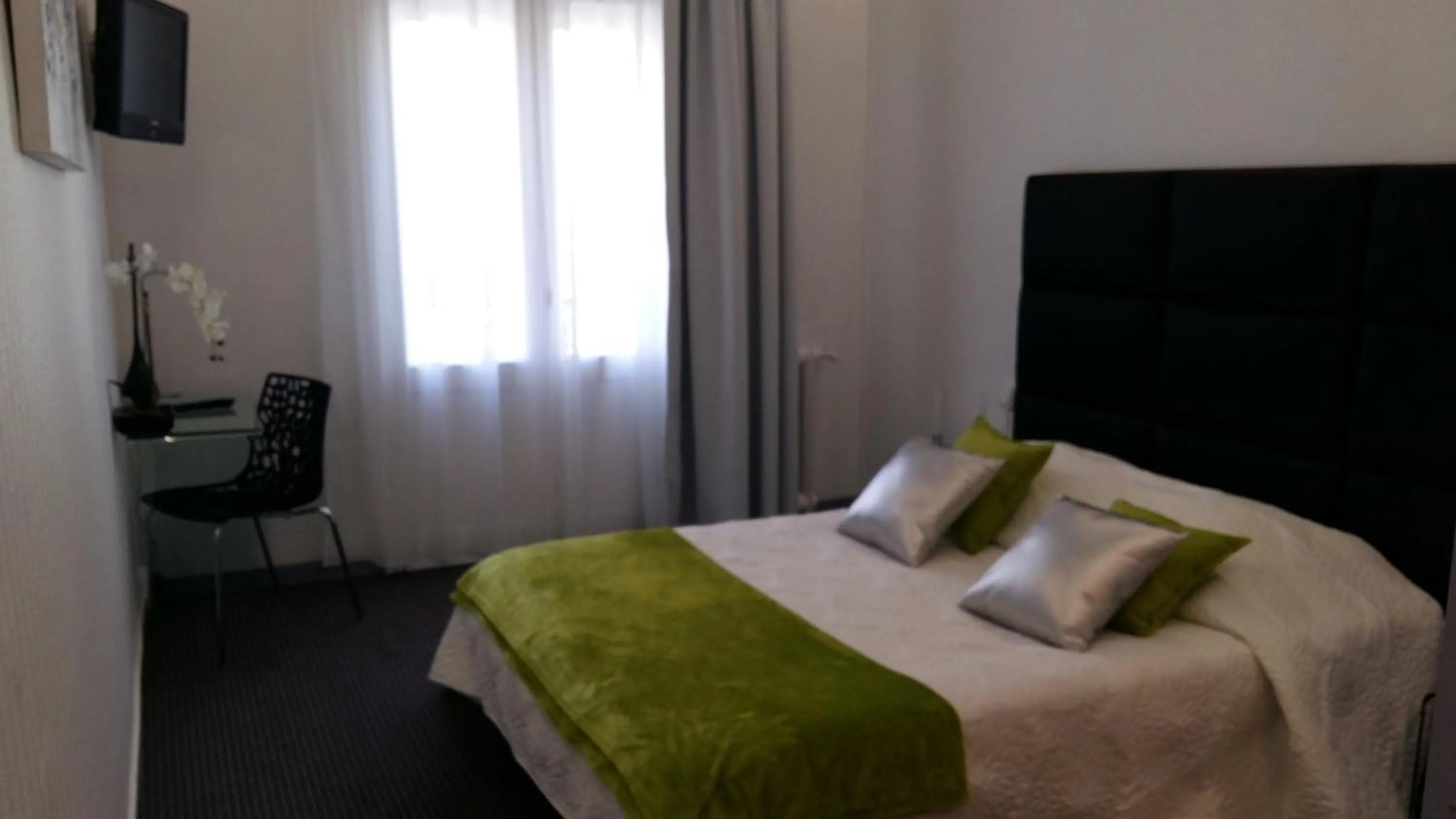 Bedroom, Bed in Hôtel Le Capitole