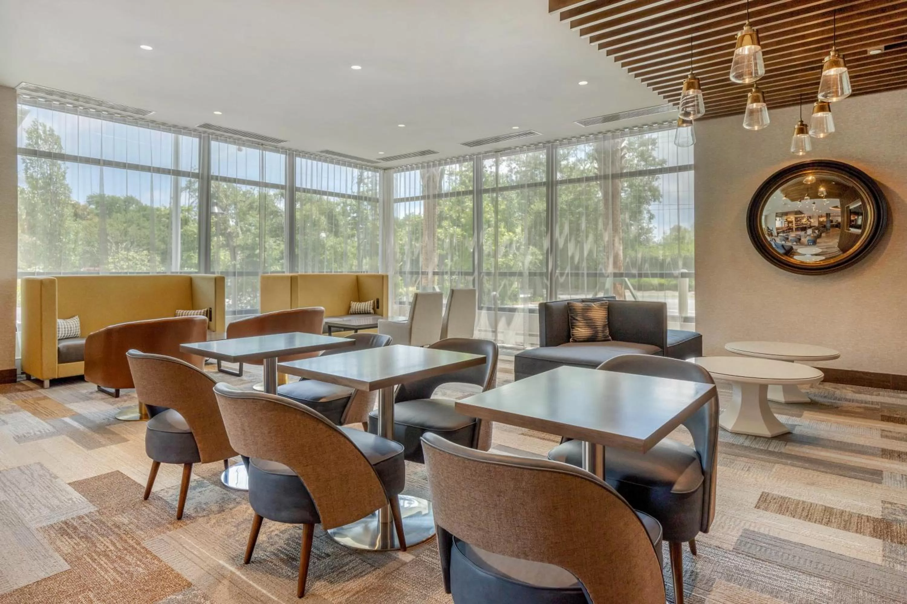 Lounge or bar in DoubleTree by Hilton Charleston Riverview