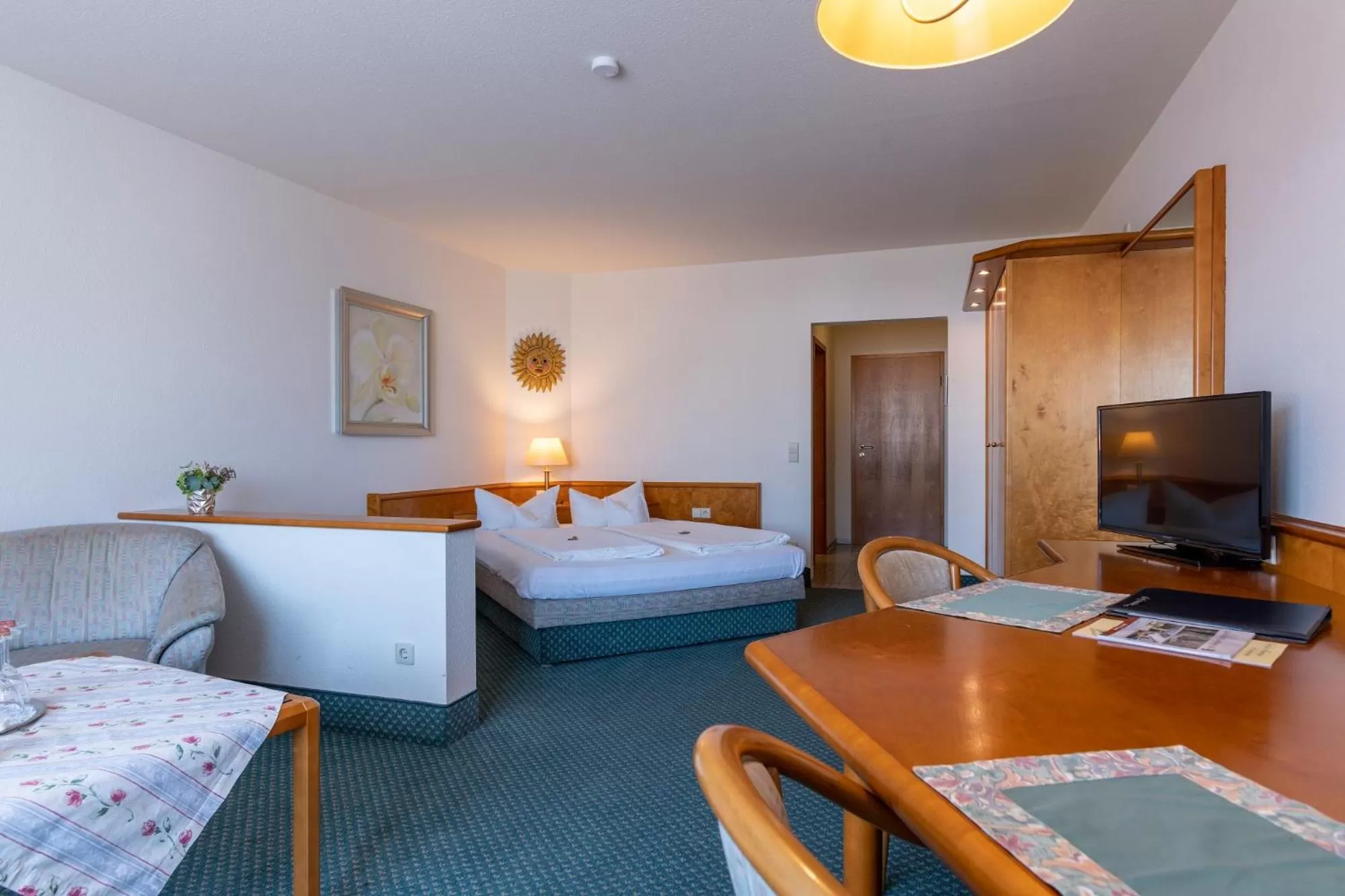 Photo of the whole room, Bed in Residenz Royal