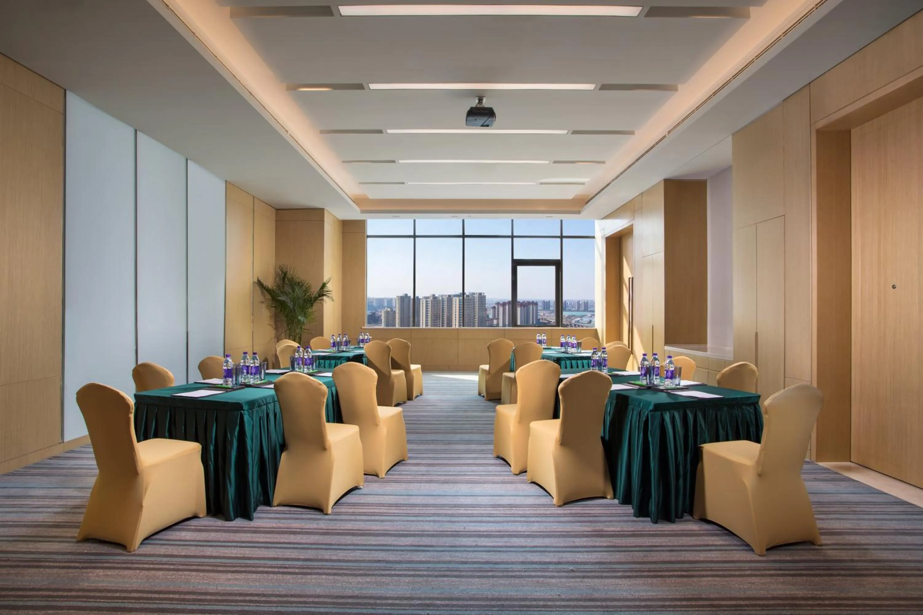 Meeting/conference room in Holiday Inn Tianjin Xiqing by IHG