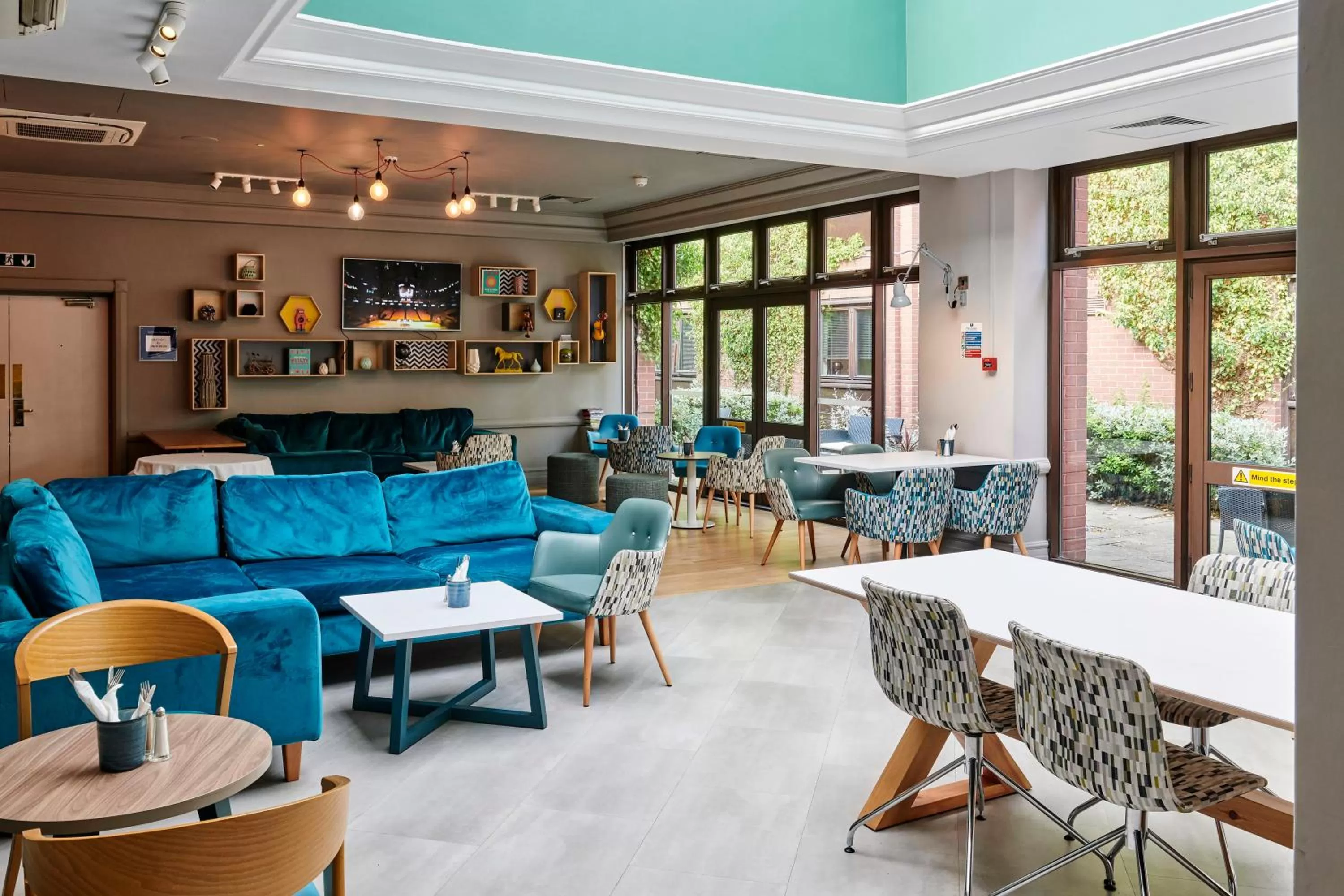 Lounge or bar in Holiday Inn Haydock by IHG