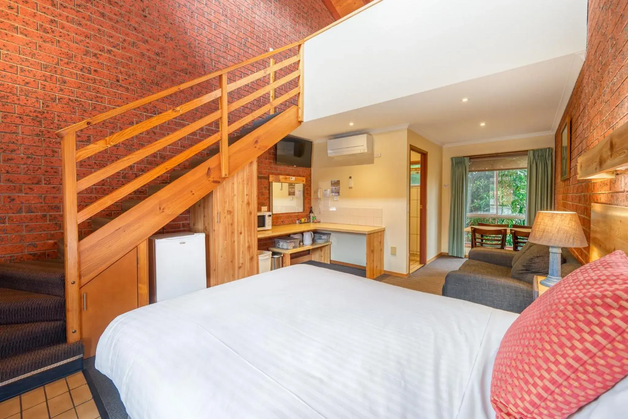 Two-Bedroom Villa - Split Level in AAt 28 Goldsmith Motel Two-Bedroom Villa - Split Level in AAt 28 Goldsmith Motel