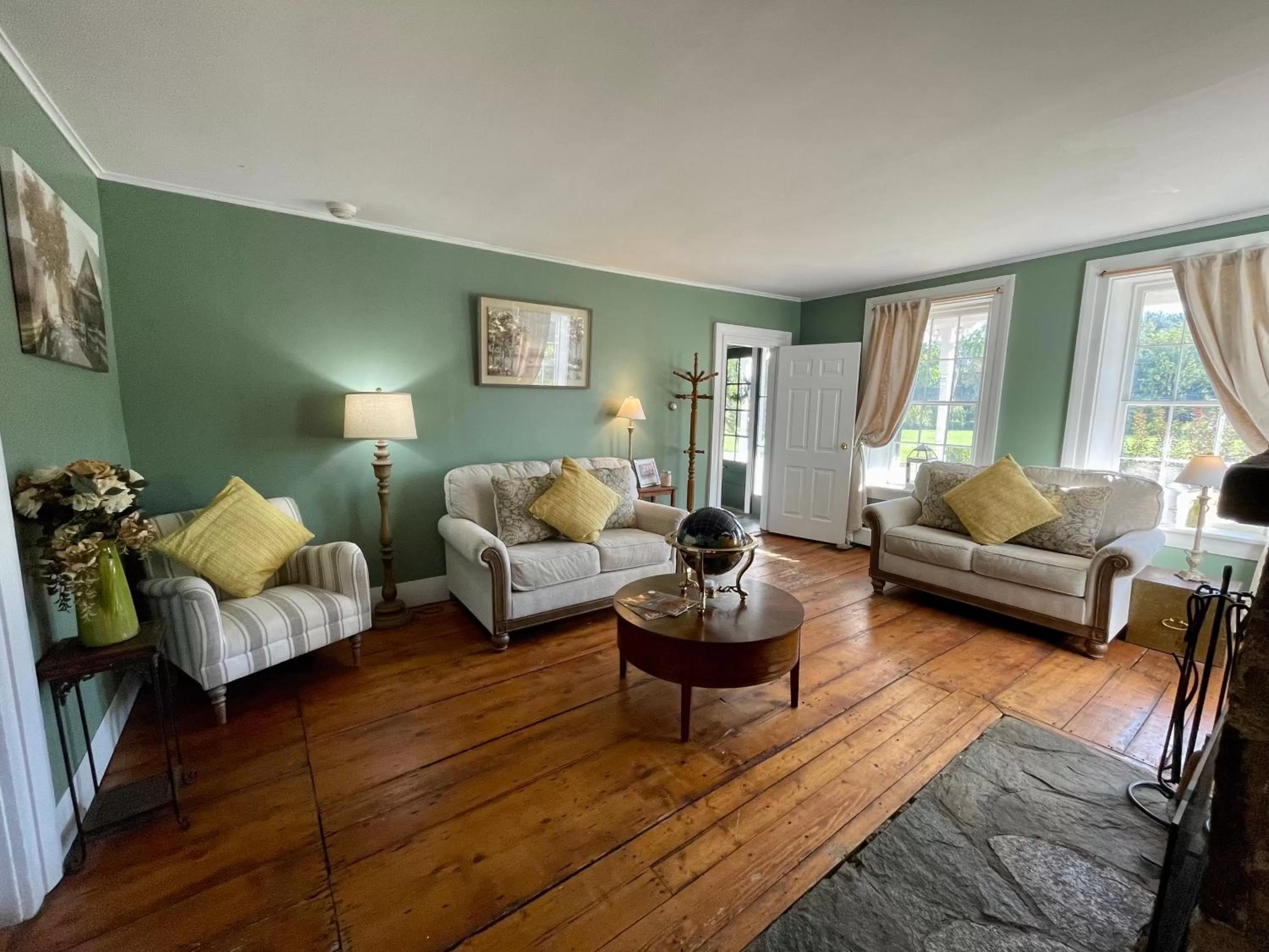 Living room in Stone Hearth Inn and Eatery